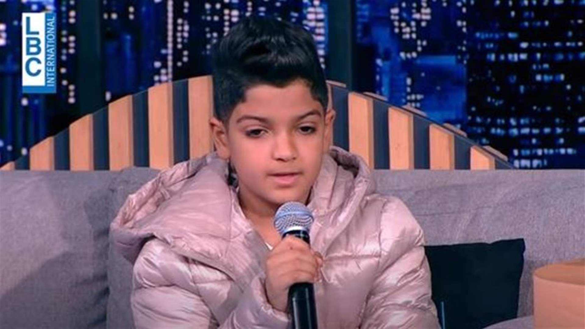 محمد أسامة يؤدّي أغنية &quot;الغزالة رايقة&quot; في استديو &quot;لهون وبس&quot; (فيديو)