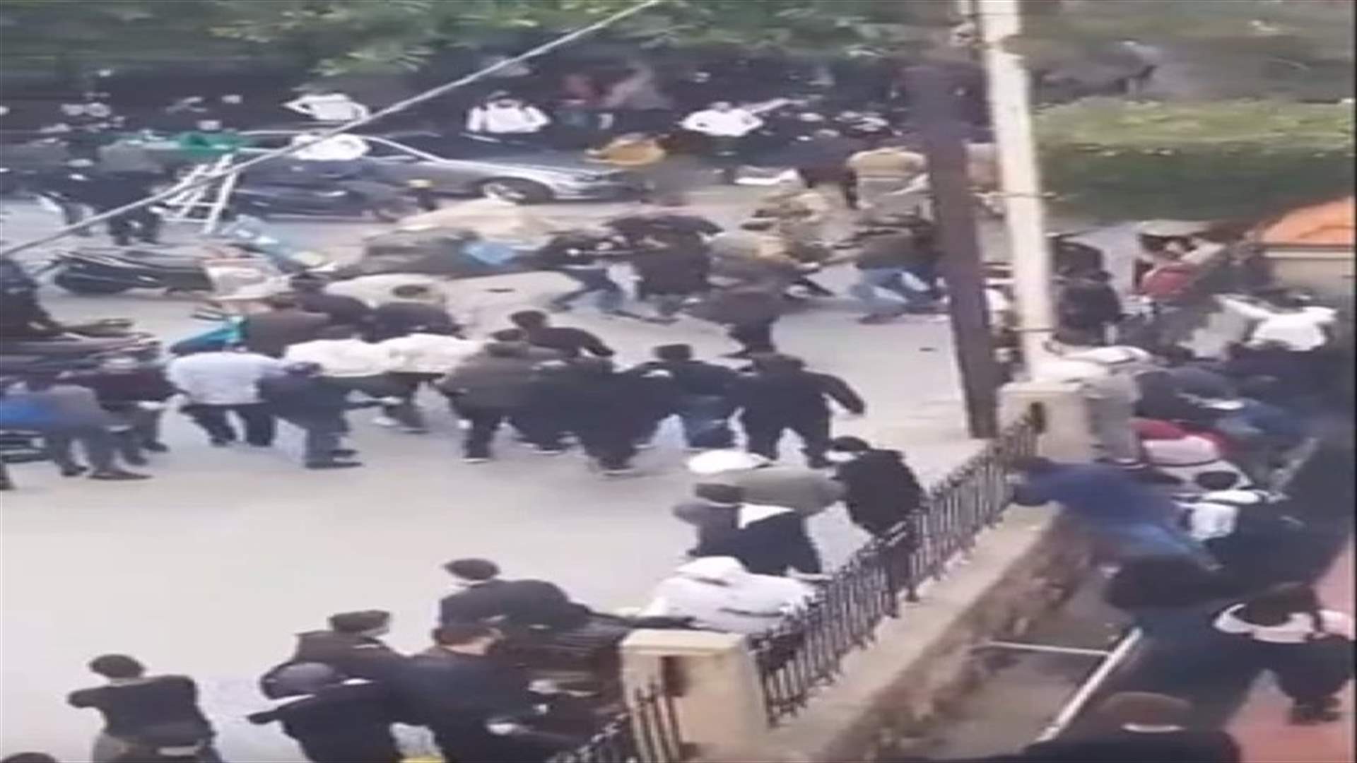 إشتباك وتضارب أمام الـ&quot;LAU&quot; أثناء إحياء طلاب حزب الله لذكرى شهدائهم