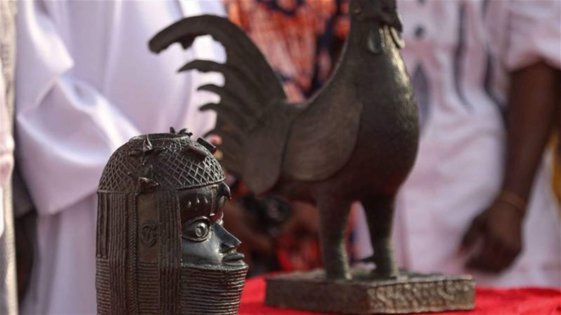 بعد أكثر من قرن على نهبهما... إعادة قطعتين برونزيتين أثريتين إلى نيجيريا