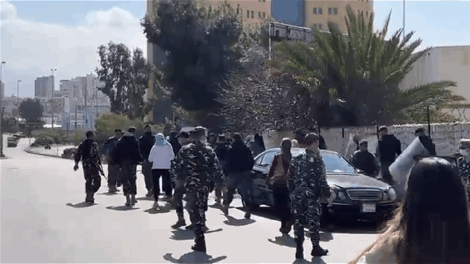 اهالي الطلاب في الخارج يحاولون الدخول الى محيط قصر اليونيسكو حيث تعقد جلسة لمجلس النواب