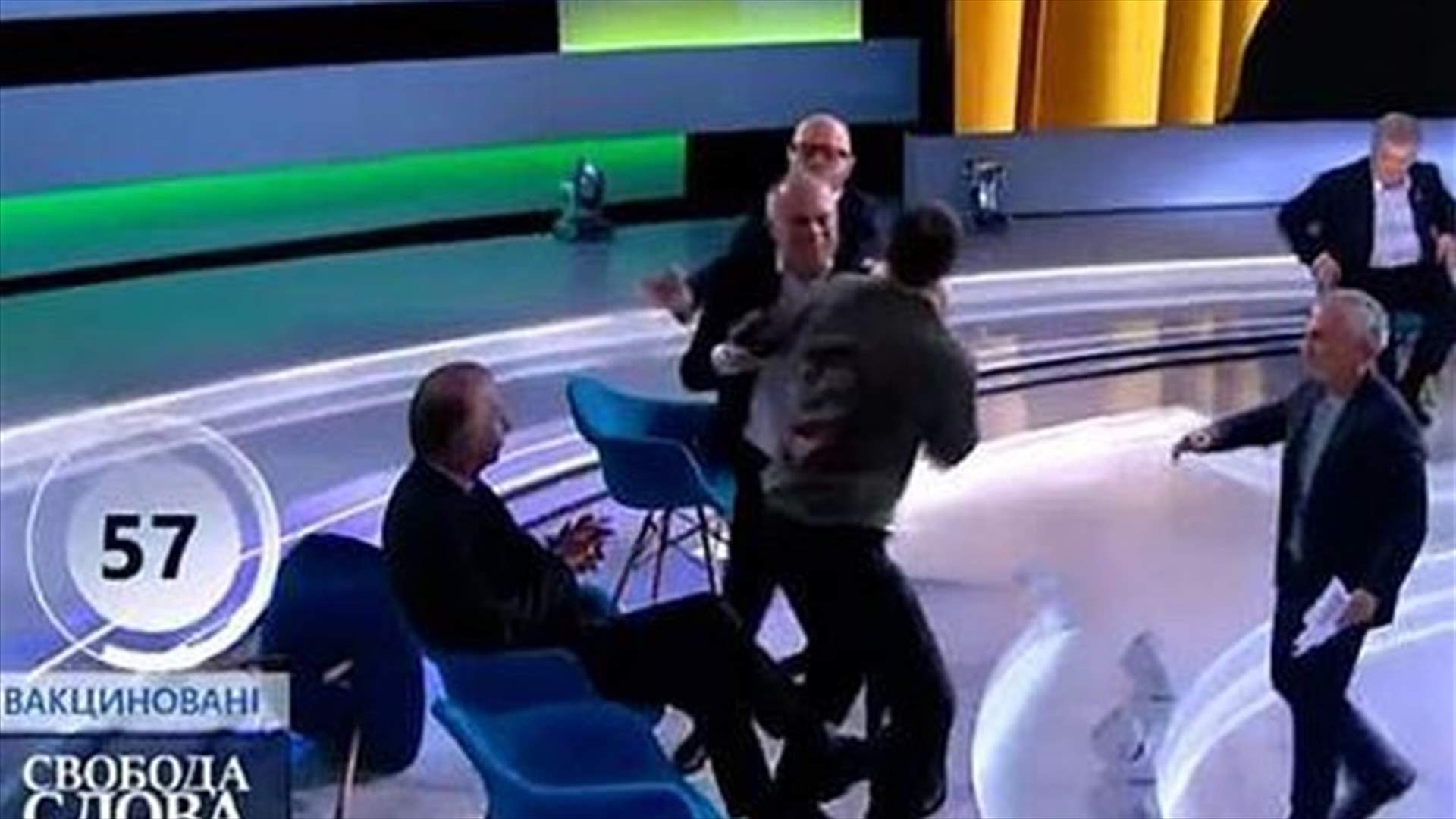 ساحة حرب ثانية في الاستوديو... صحافي أوكراني يضرب سياسياً مؤيداً لروسيا على الهواء (فيديو)