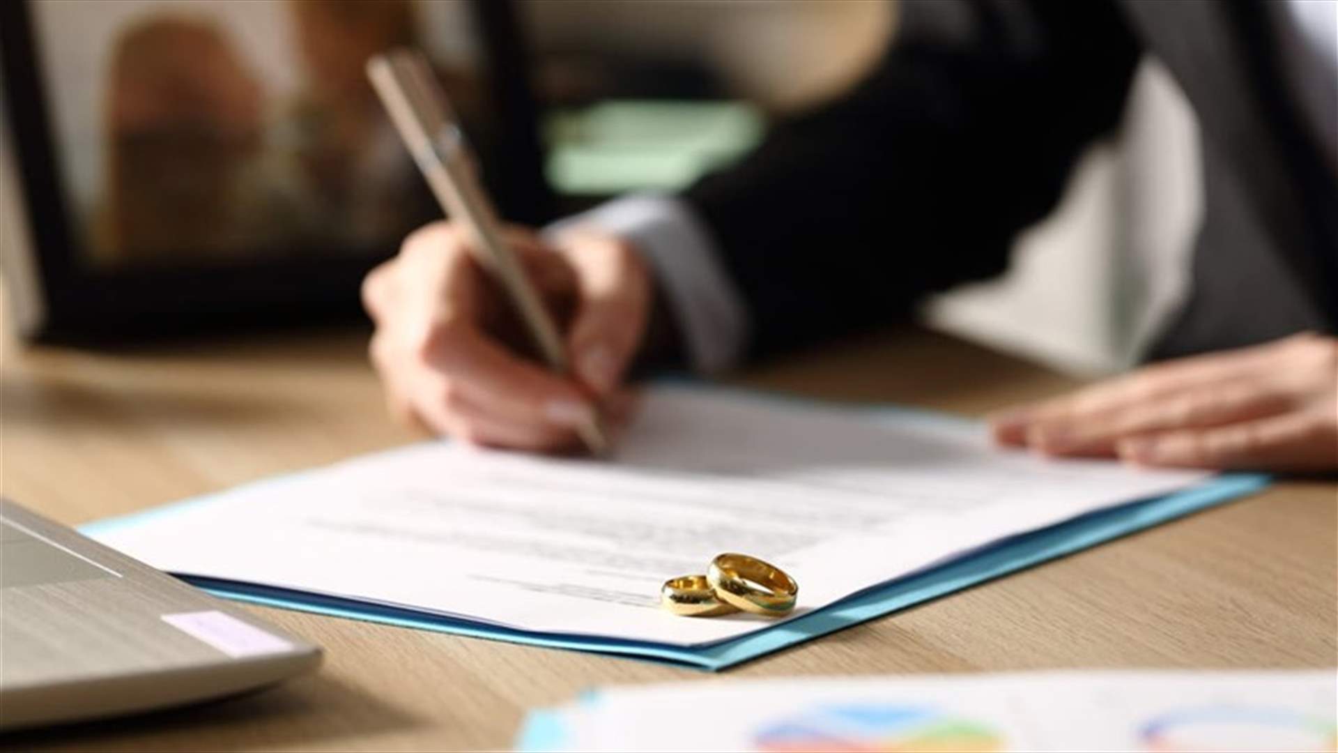 تزوج وأنجب من أخرى... وزوّر طلاقه بزوجته لمدة 12 عاماً!