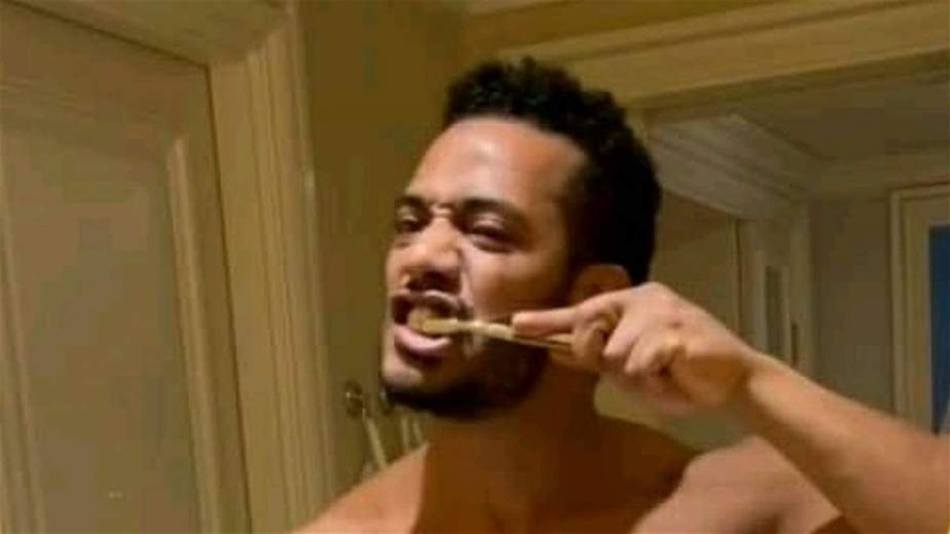 محمد رمضان يصدم الجمهور... &quot;معجون أسناني من الذهب عيار 24&quot; (فيديو)