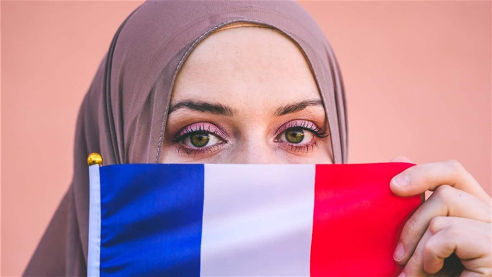 محامية فرنسية من أصولٍ سورية تخوض معركة "ارتداء الحجاب" داخل المحاكم