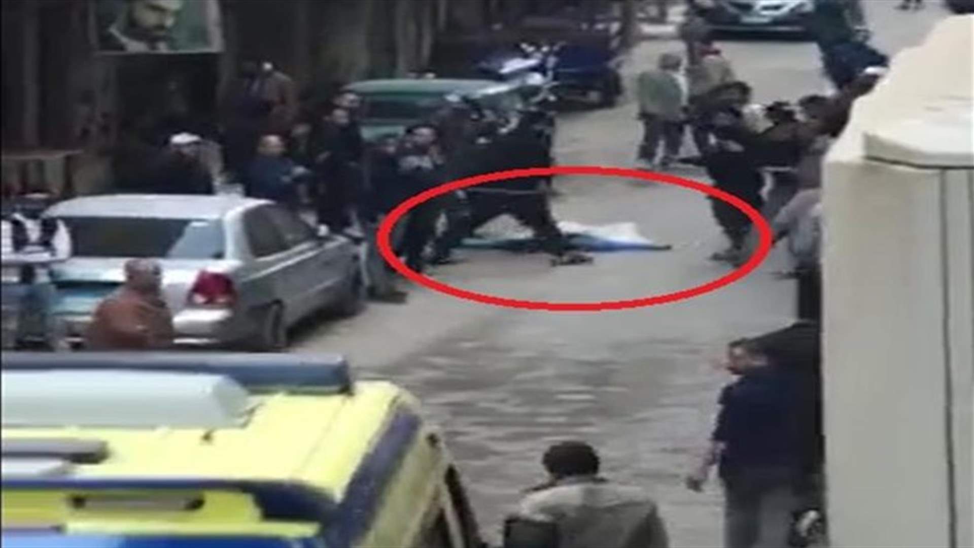 مشهدٌ يهز الشارع المصري... حلاق يذبح نفسه وسط المارة!