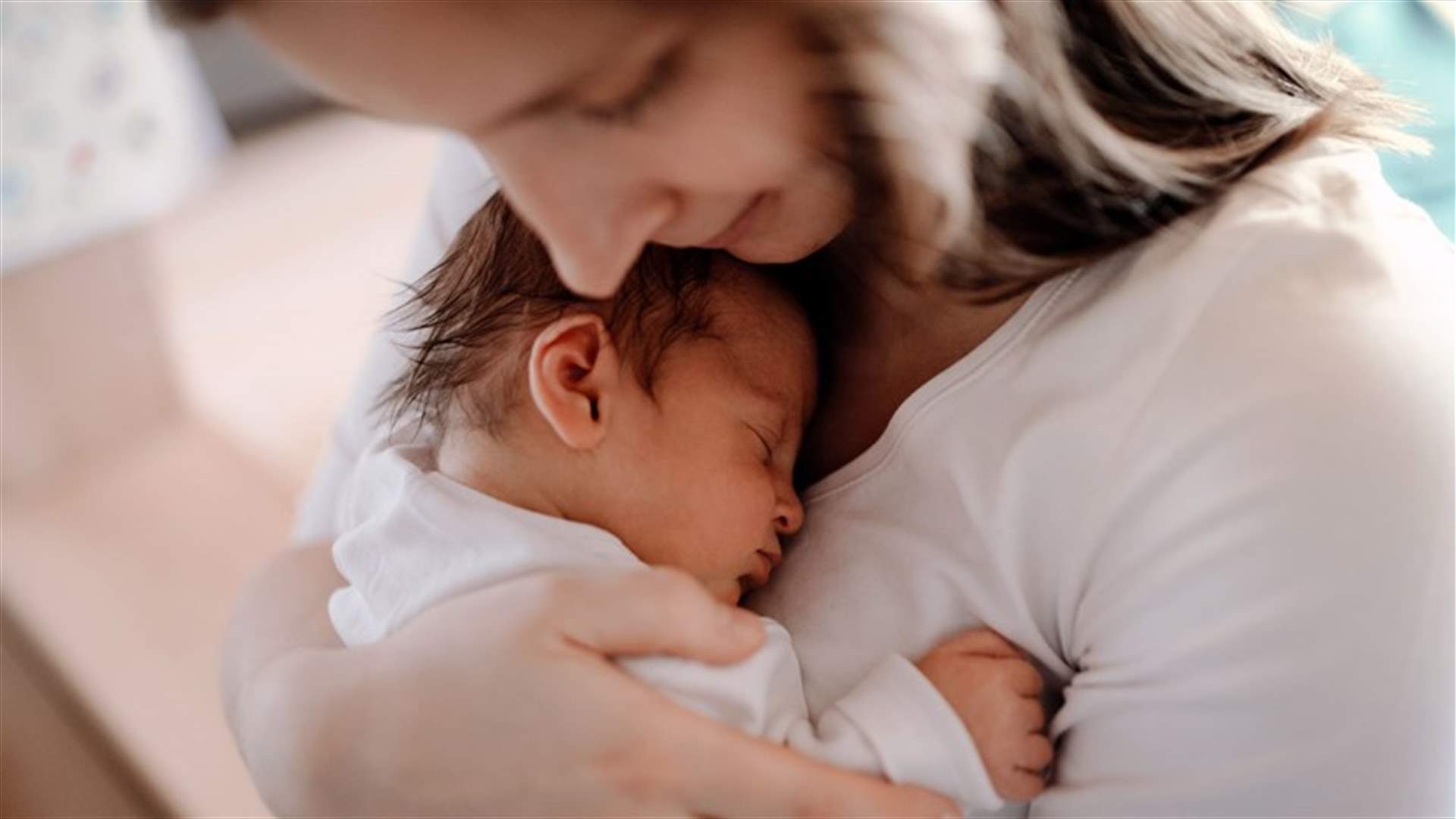 للعيش حياة أطول... دراسة تكشف سنّ الانجاب المثالية