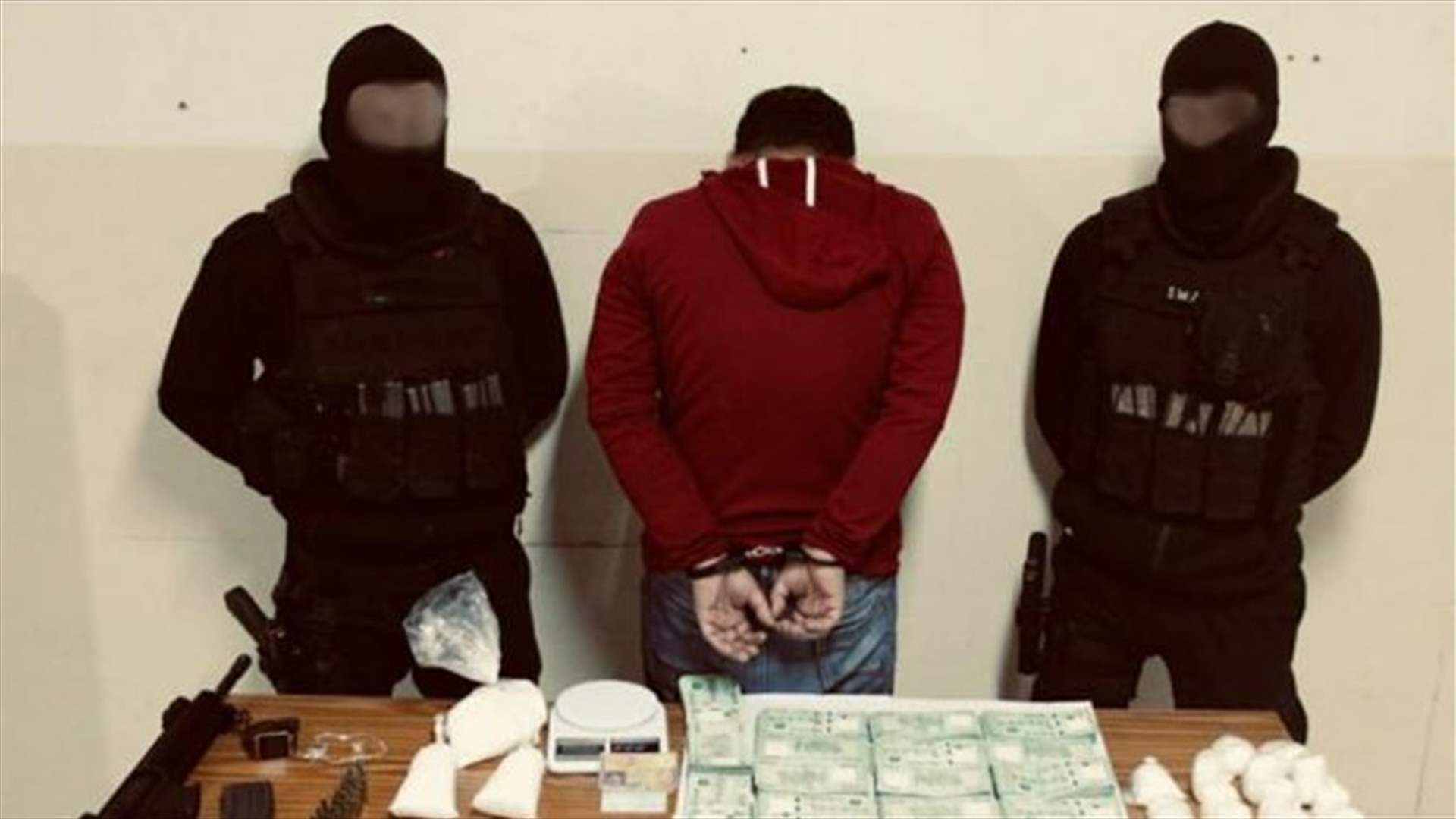 موضّبة داخل عبوات شامبو ومزيل للتعرّق.. ضبط كمية من الكوكايين المهرّبة من البرازيل (فيديو)
