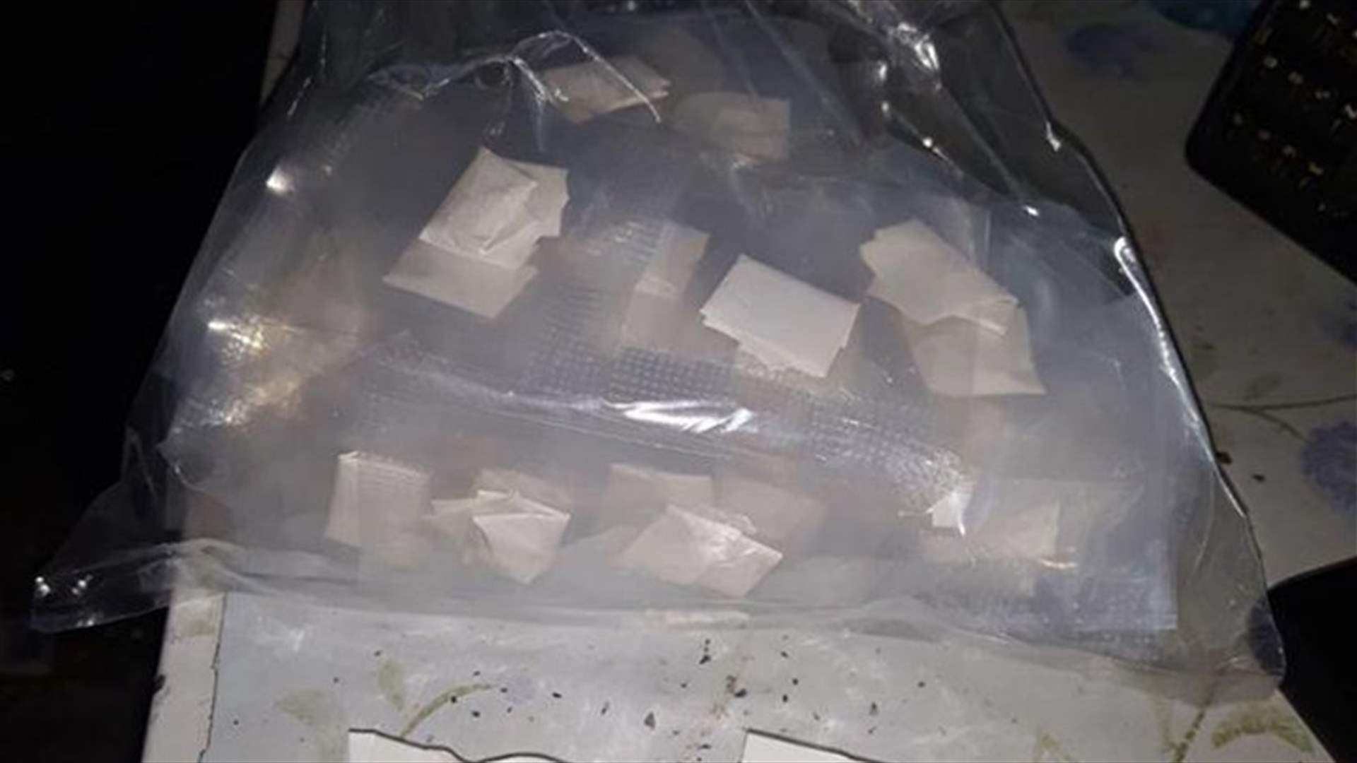 الجيش يوقف مواطناً على حاجز حربتا- البقاع.. ويضبط معه كمية من المخدرات