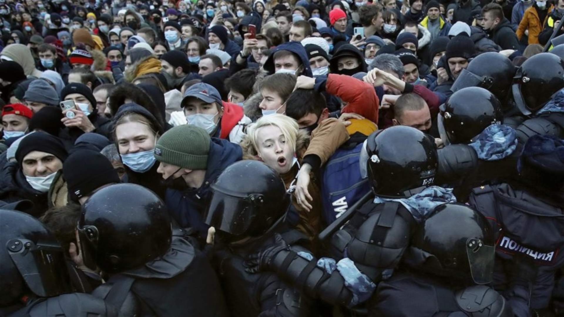 الشرطة تعتقل أكثر من 900 في تظاهرات مناهضة للحرب في 44 مدينة في روسيا