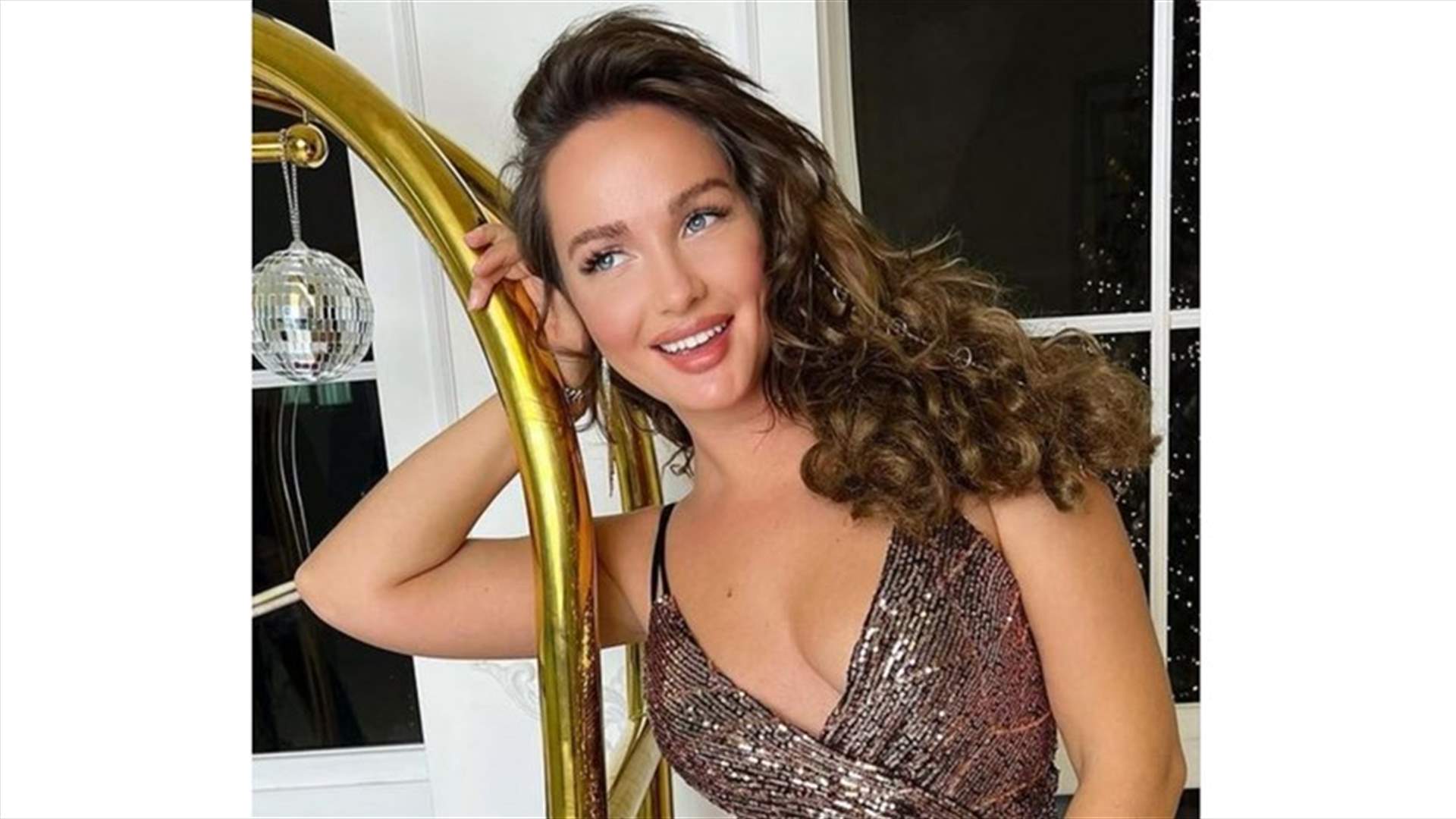 ملكة جمال أوكرانيا السابقة تحمل السلاح وتدافع عن بلدها!