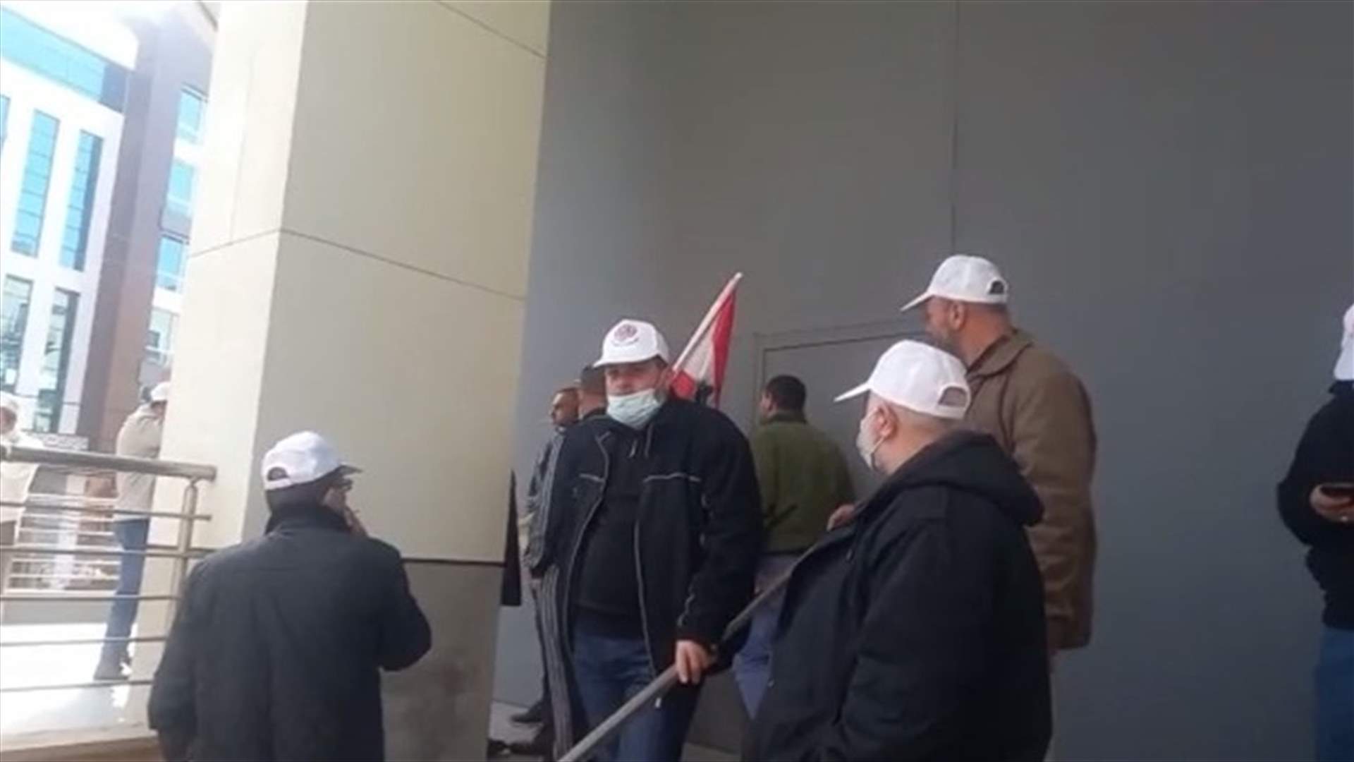 مجموعات من متقاعدي قوى الأمن دخلت إلى إدارات عدد من المصارف