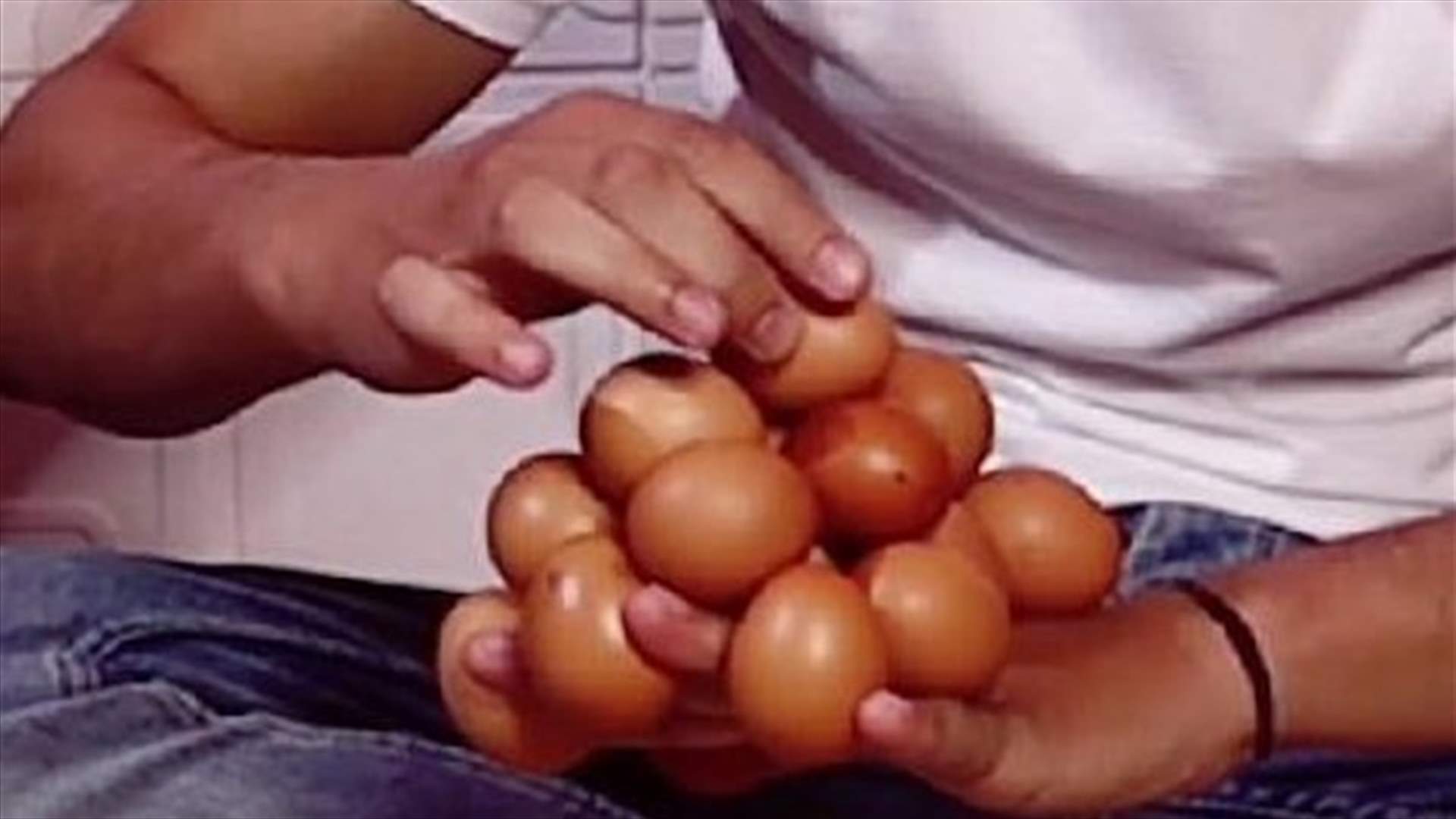 عراقي يوازن 18 بيضة على ظهر يده ويسجل رقماً قياسياً (فيديو)