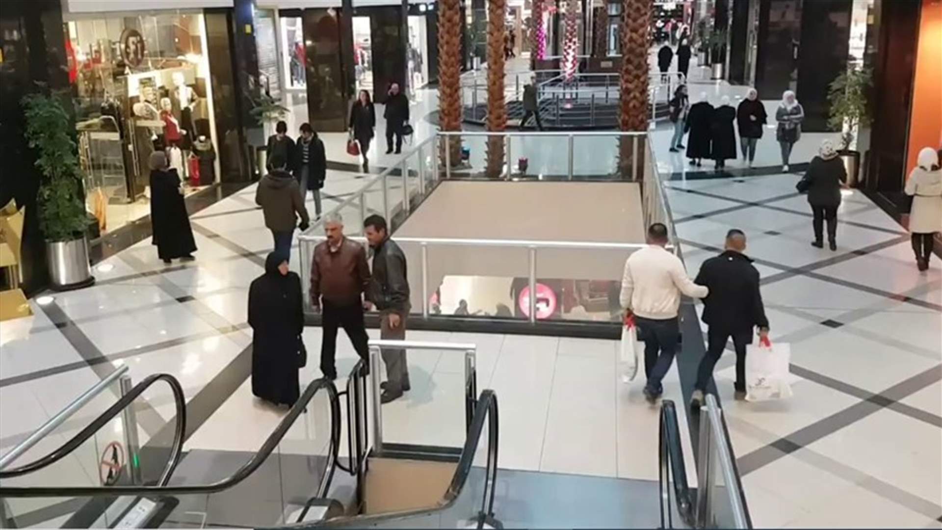 قتلى جراء حريق بمركز تسوق وسط دمشق