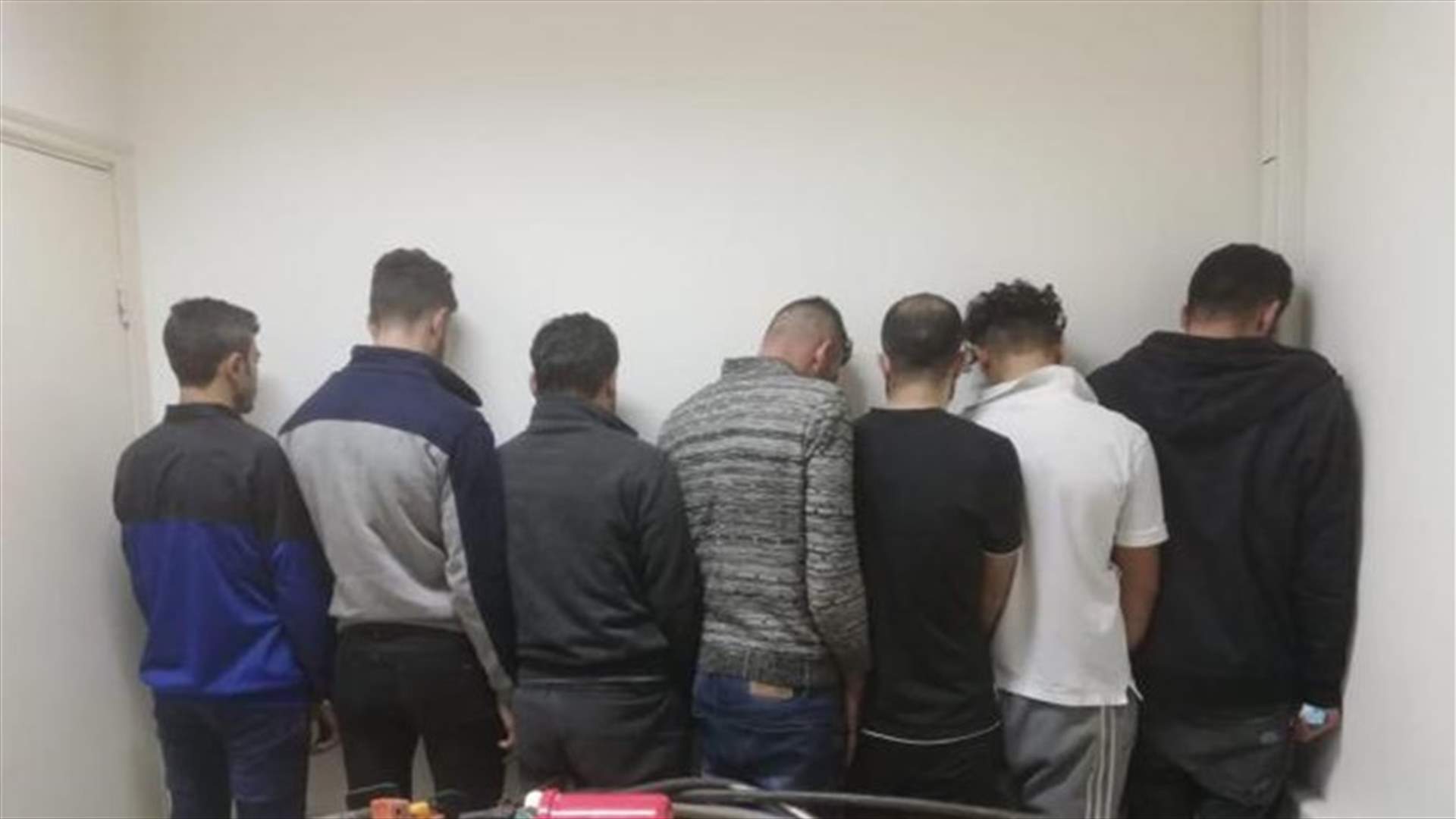عصابة سرقت مئات البطاريات عن أعمدة إنارة على الطاقة الشمسية في قبضة شعبة المعلومات