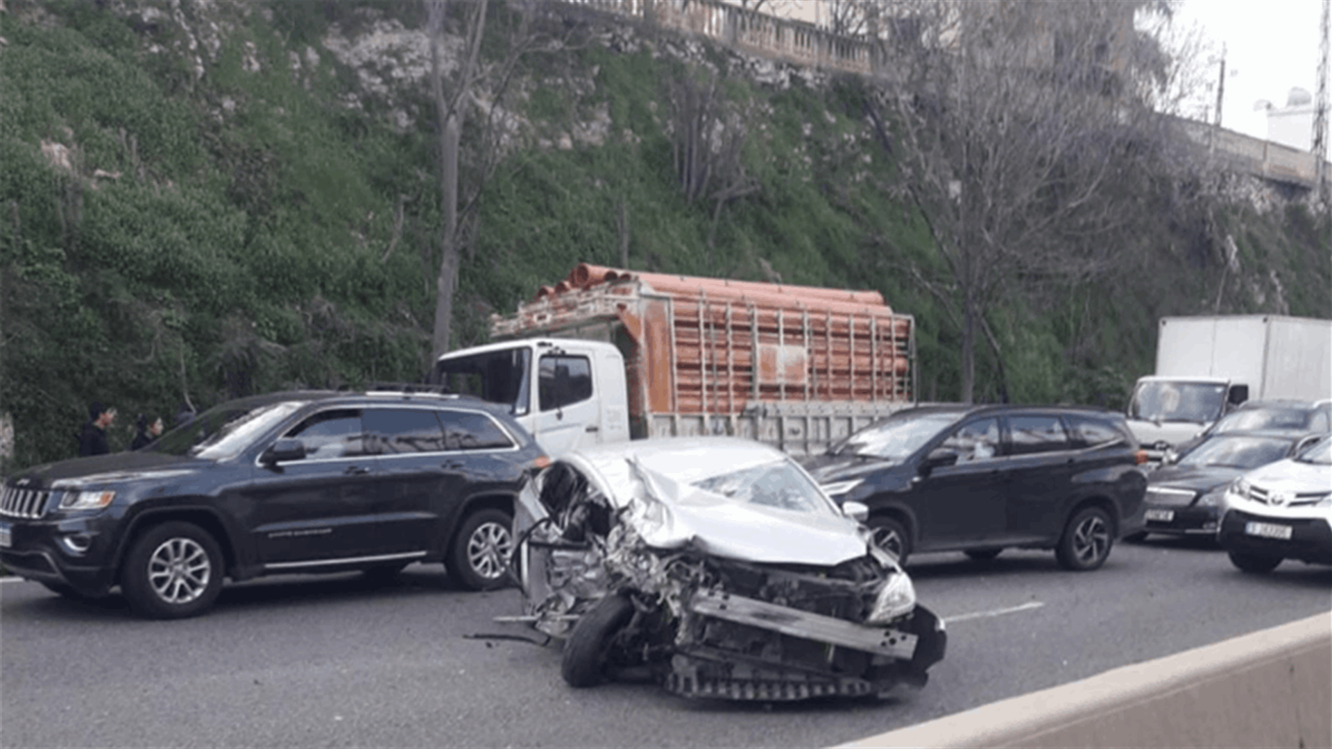جرحى في حادث سير على المسلك الغربي لأوتوستراد طبرجا