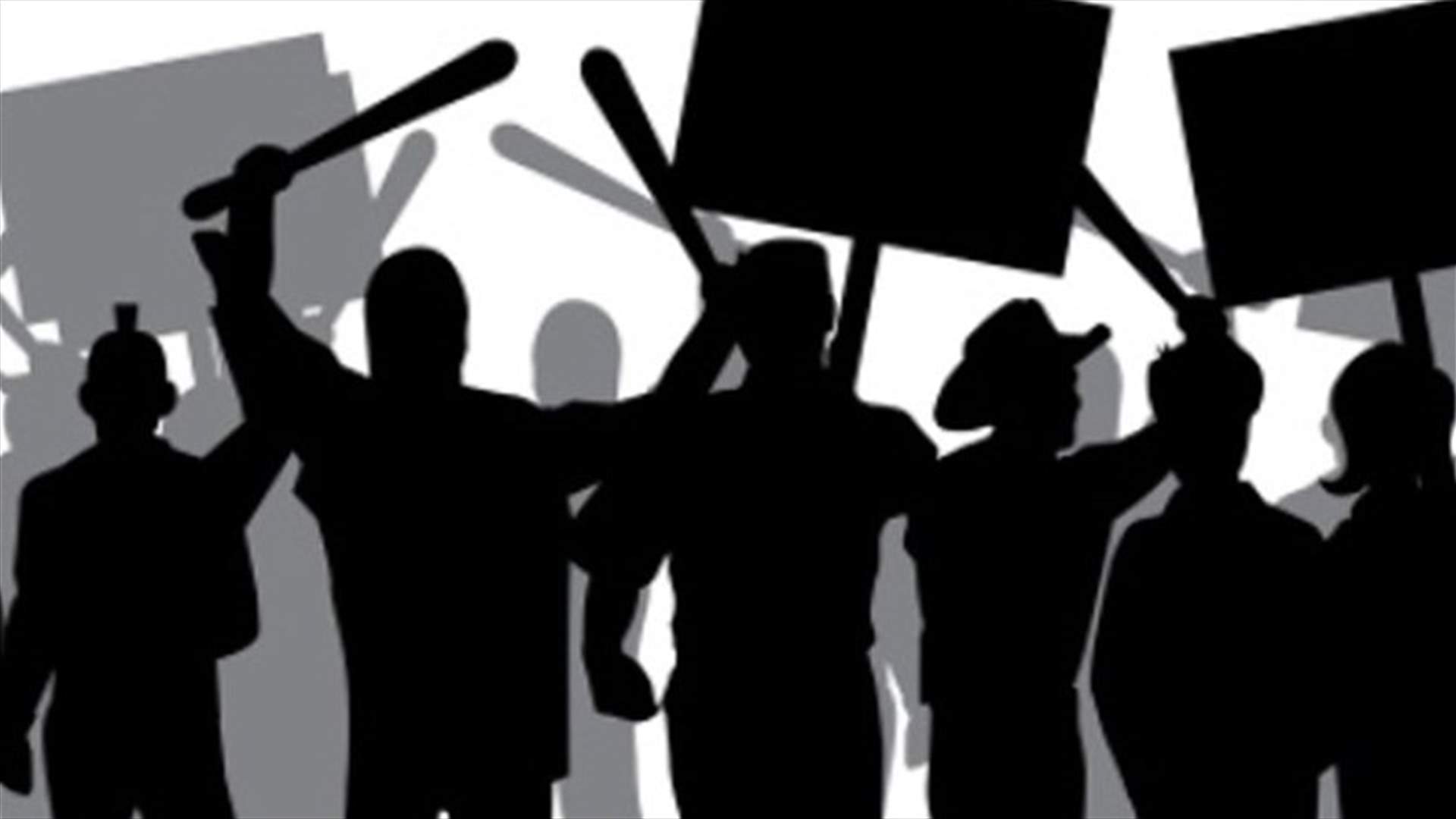 أصحاب وسائقو "الفانات" بقاعا اعتصموا احتجاجا على تردي أوضاعهم