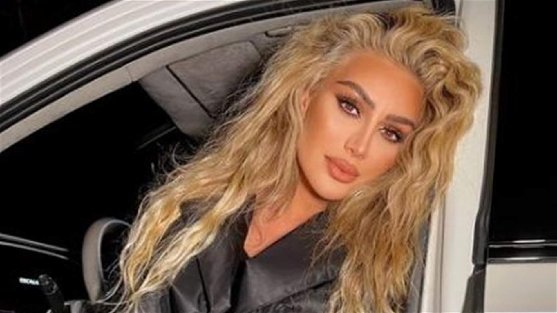 مايا دياب تستبدل شعرها بحبوب الكريستال في أحدث صورٍ لها