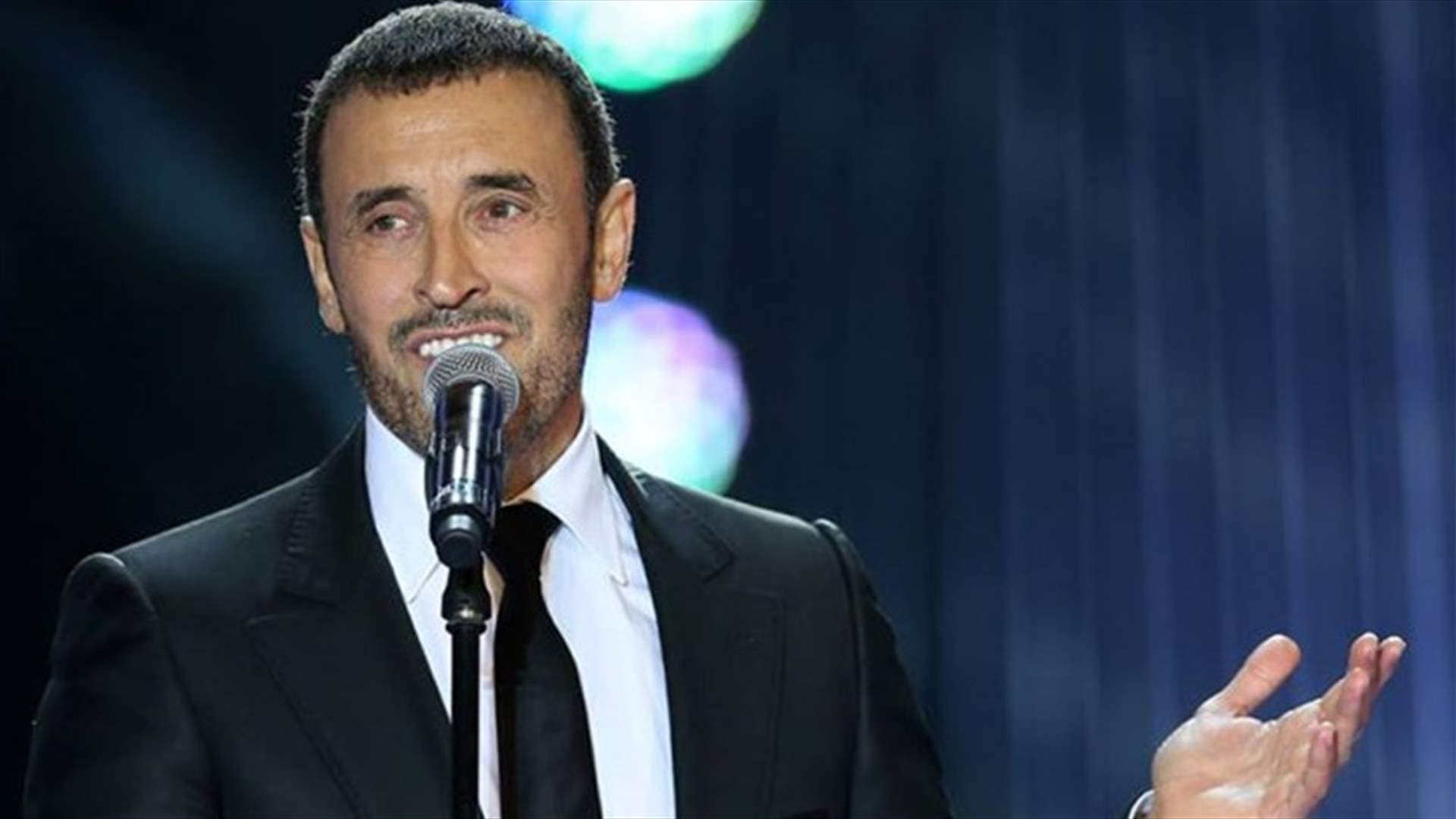 كاظم الساهر غنّى على مسرح متحرّك وأصيب بالدوار: "رأسي داخ" (فيديو)