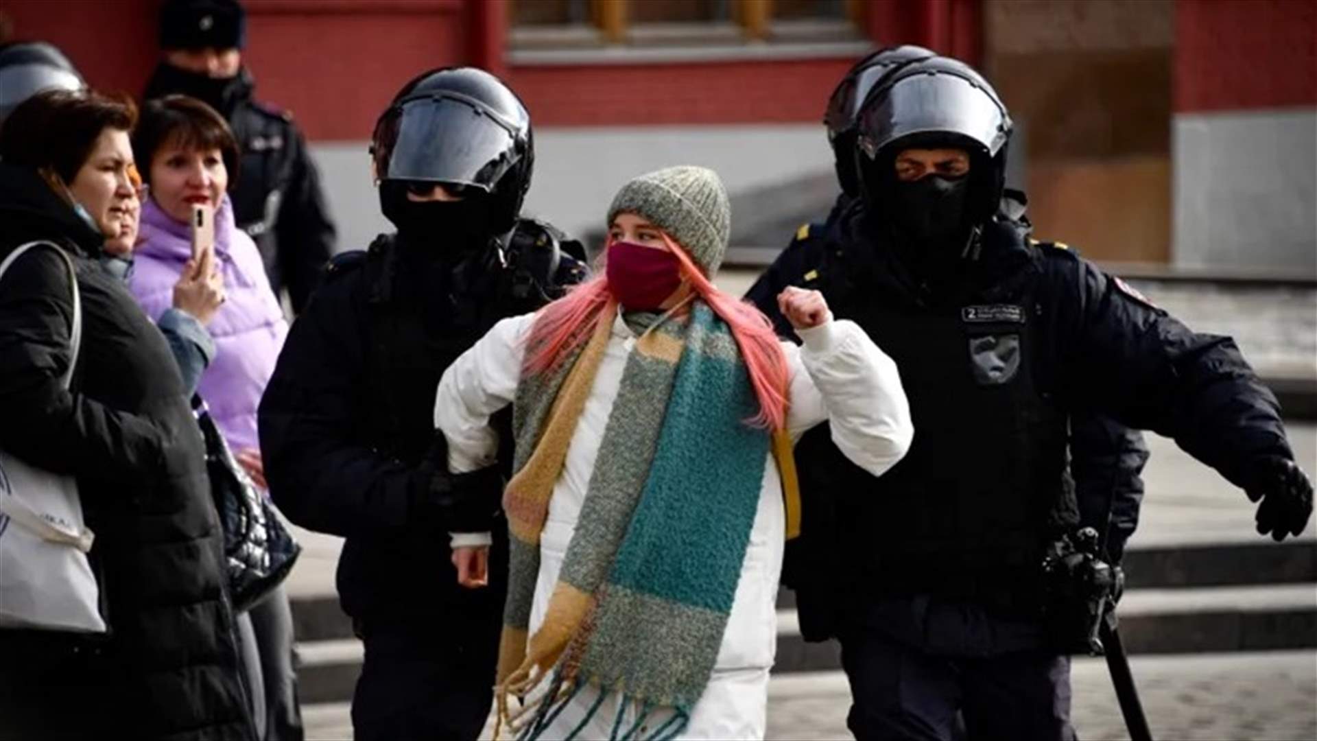 اعتقال أكثر من 800 متظاهر في روسيا يرفضون غزو أوكرانيا