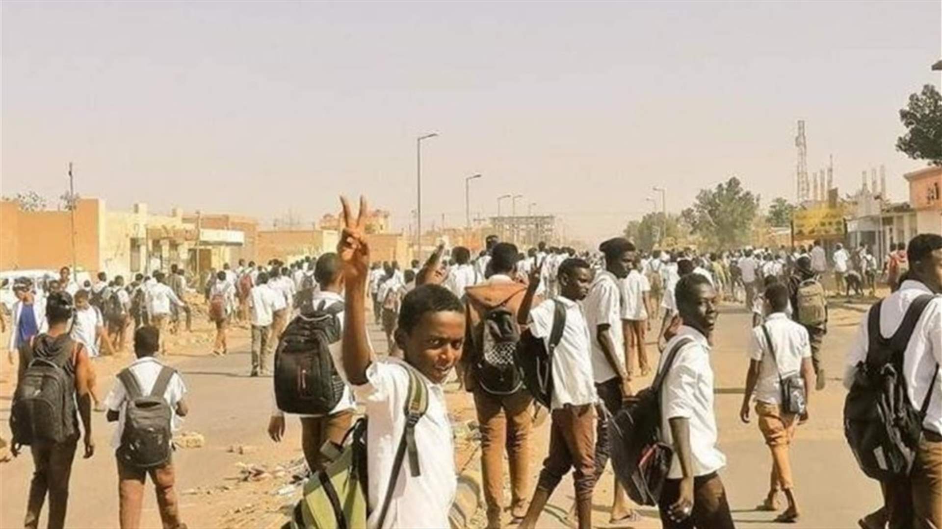 آلاف السودانيين يتظاهرون ضد حكم العسكر وغلاء الخبز والشرطة تطلق الغاز لتفريقهم
