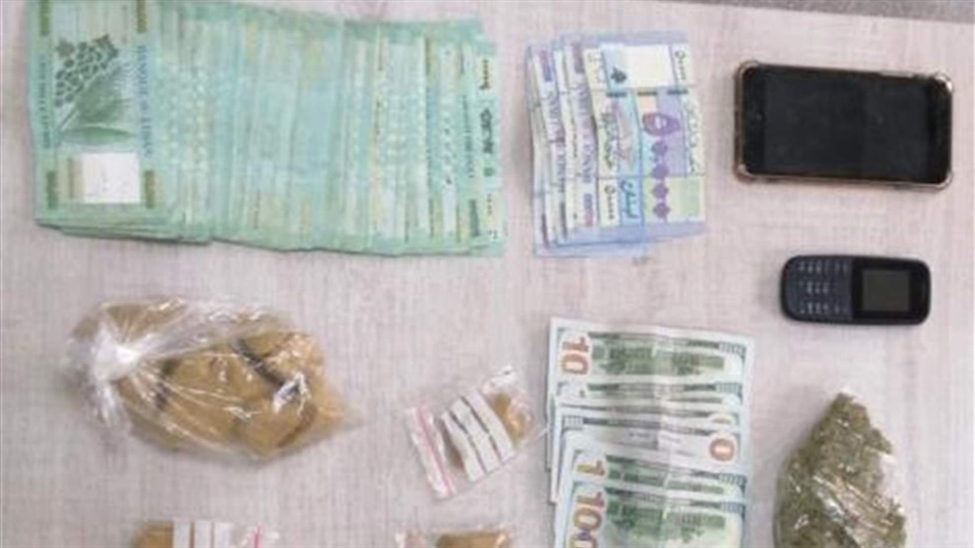 توقيف مروّج مخدّرات وشخصَين يزوّدانه بها