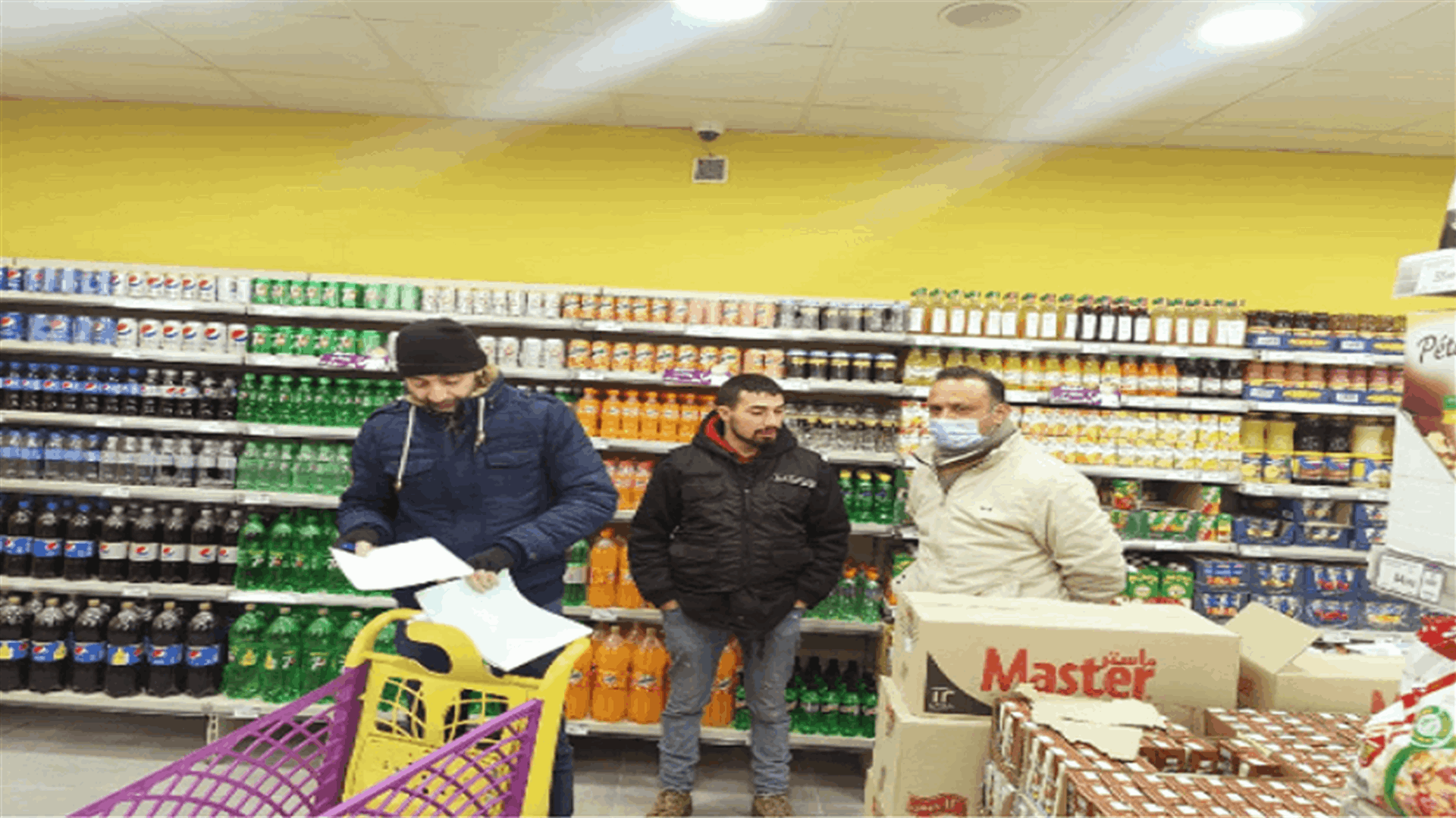 جولة لفريق من وزارة الاقتصاد في محال السوبرماركت في حلبا