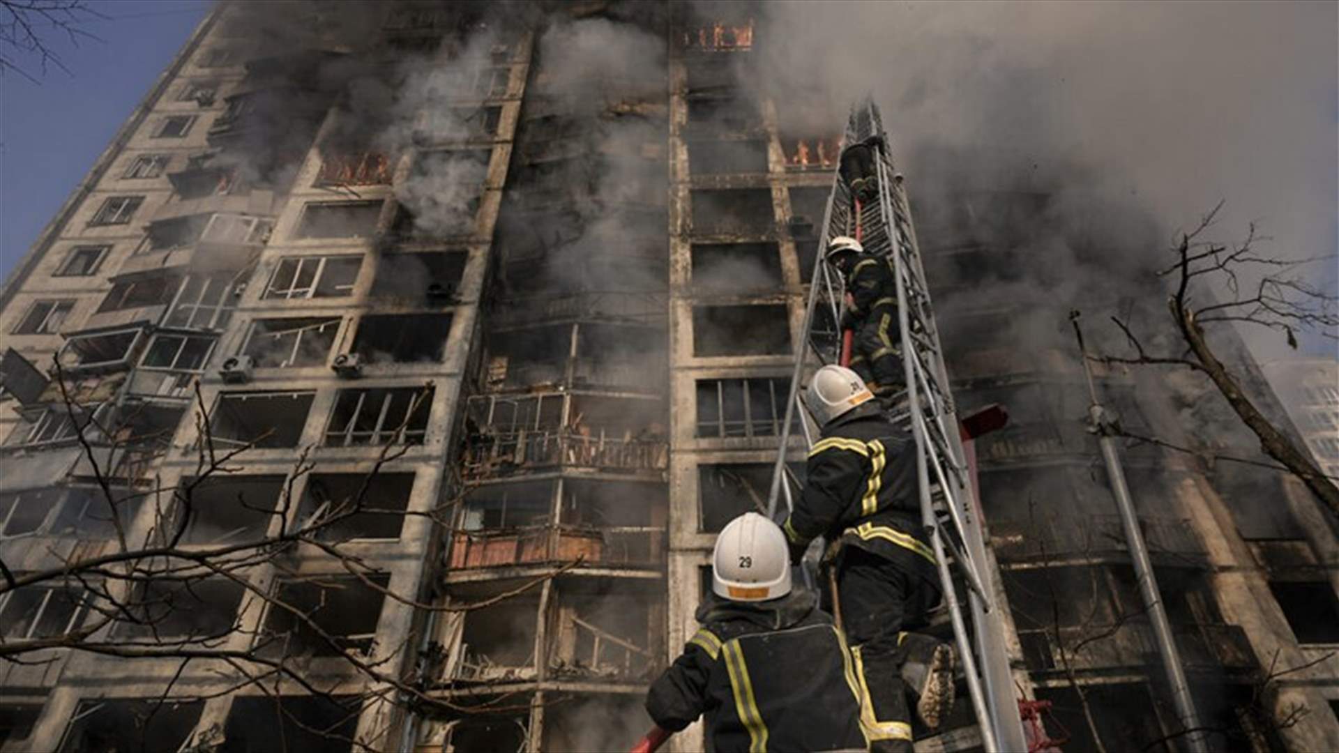 مقتل شخص جراء سقوط شظايا صاروخ على مبنى سكني في كييف