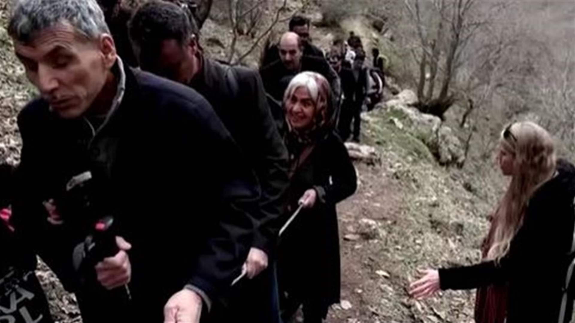 يربطهم حبل واحد... مكفوفون على الجبل في نزهات بكردستان في العراق (صور)
