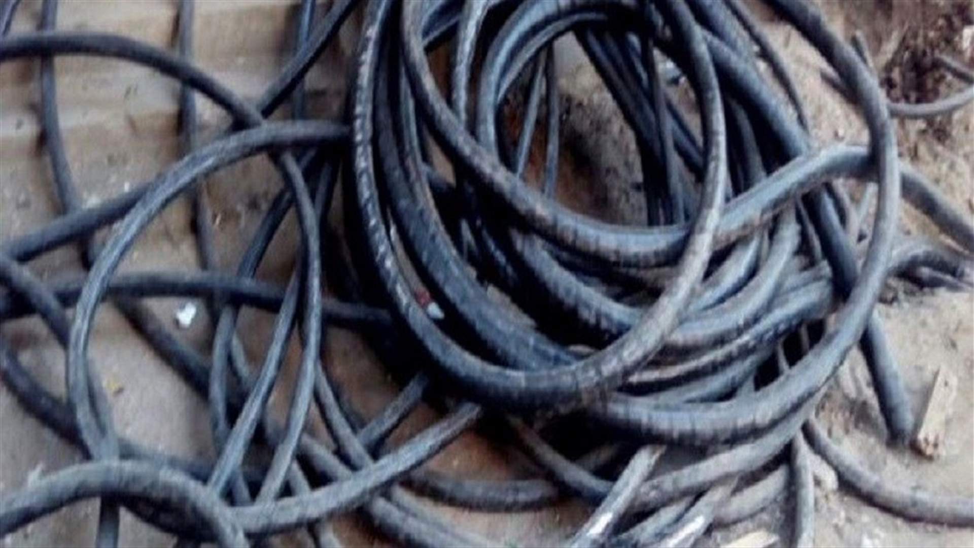 سرقة أعمدة وكابلات شبكة الهاتف بين جربتا وصغار في البترون