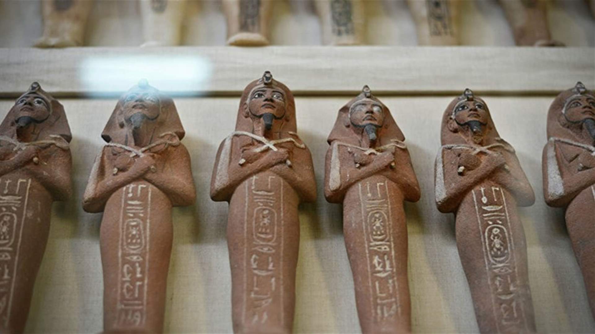 في مصر... اكتشاف خمسة قبور أثرية من المملكة القديمة بجبانة قديمة