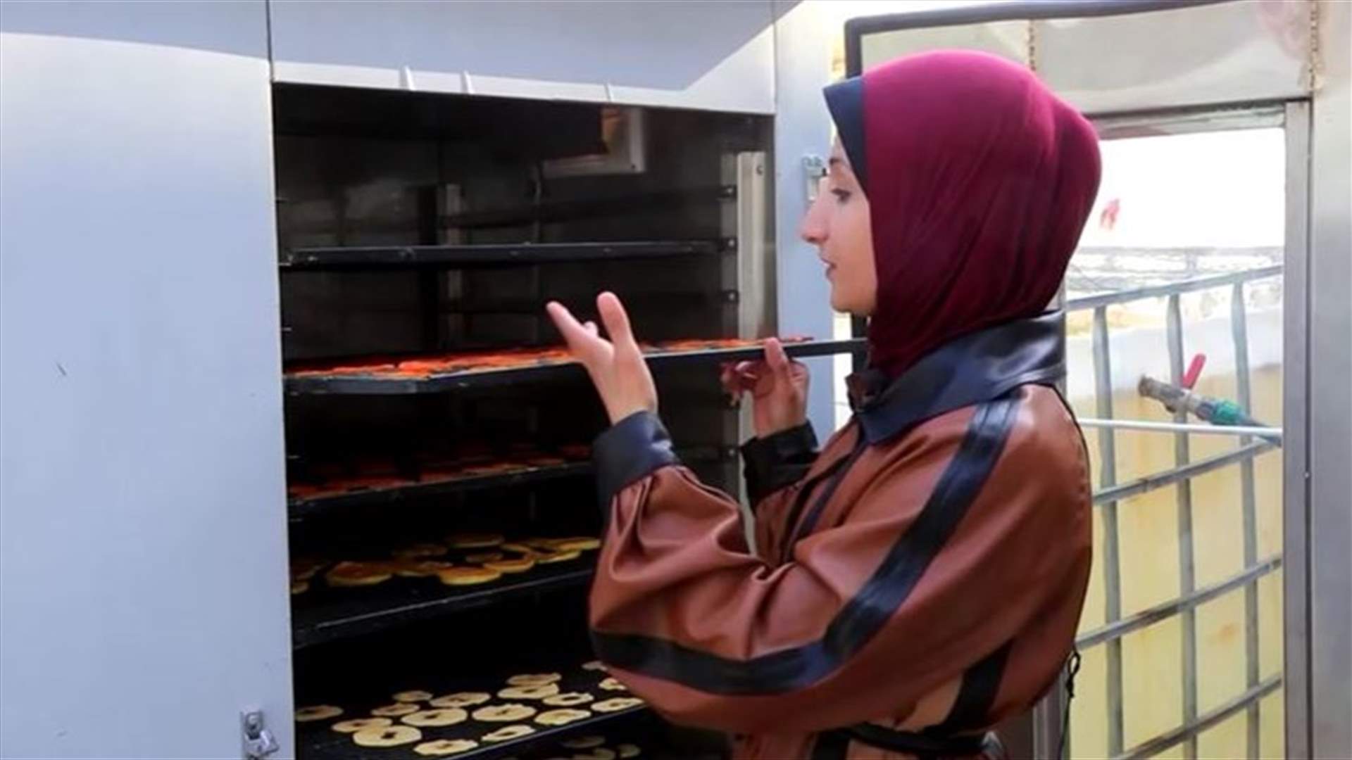 للحد من الواردات باهظة الثمن... شابة تبتكر جهازا لتجفيف الطعام في غزة