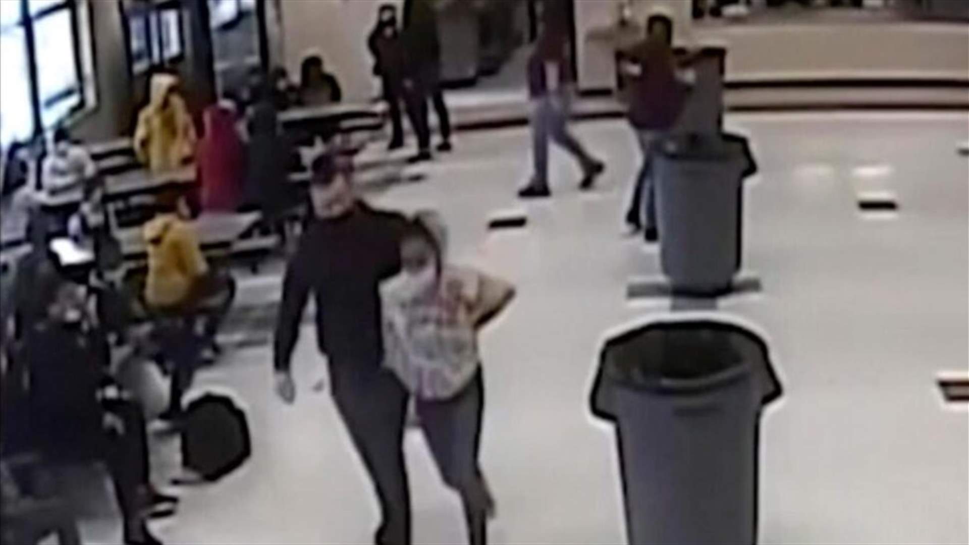وضع ركبته على رقبتها... فيديو يوثّق الخطوة التي قام بها شرطي خلال شجار في مدرسة!