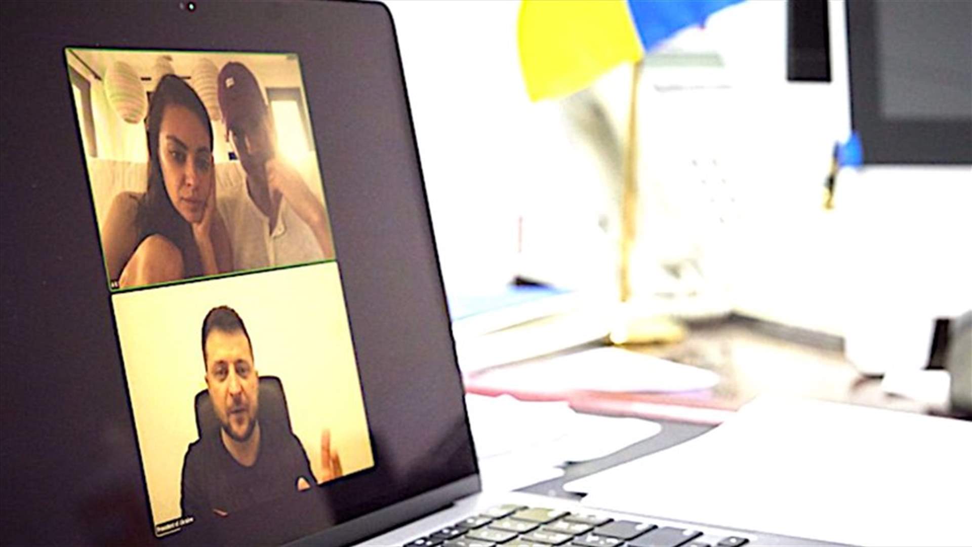 زيلينسكي يشيد بميلا كونيس وأشتون كوتشر في مكالمة فيديو: "لقد ألهما العالم"