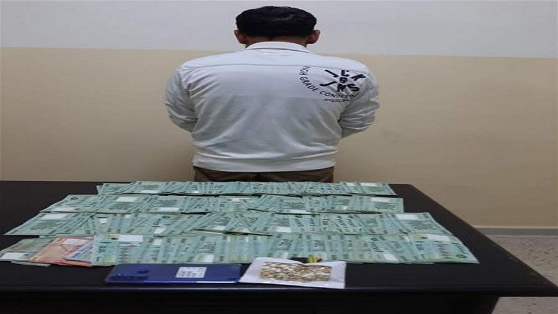 مروّج مخدرات ينشط في منطقة الشمال في قبضة شعبة المعلومات... وضبط 380 حبة مخدّرة مخبّأة داخل سيارته!