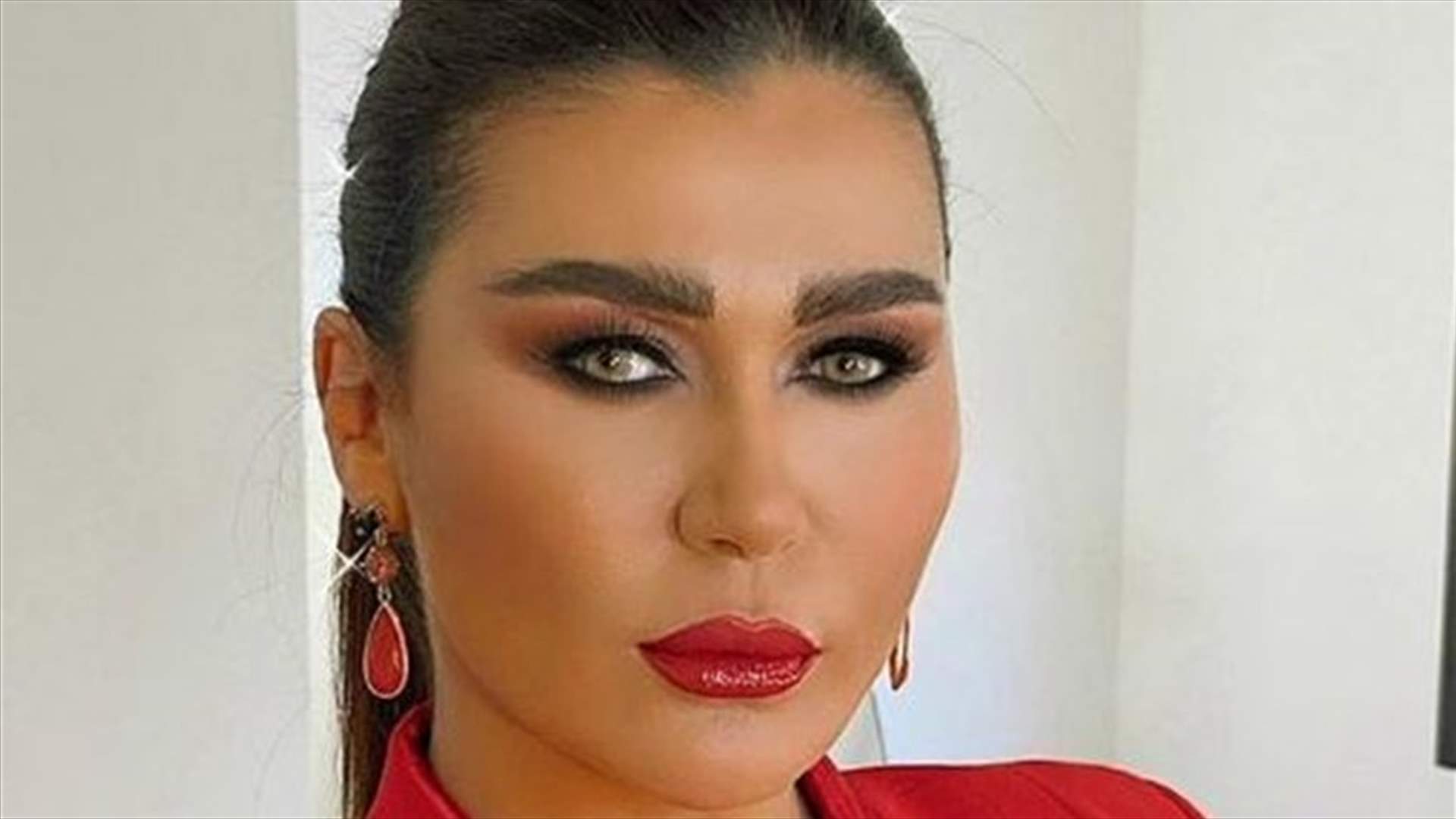 نادين الراسي بكامل أناقتها على شاطئ عمشيت: "الدني مش ام"