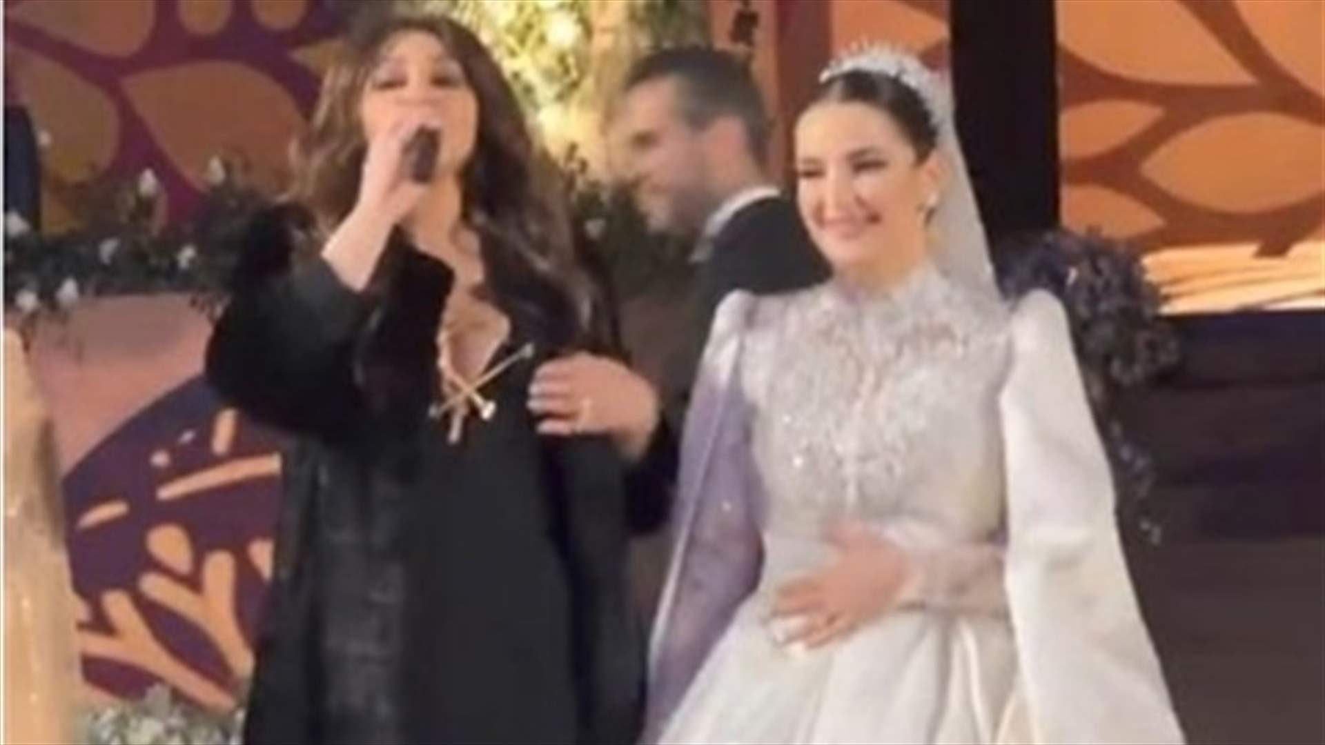 إليسا تلتقط باقة العروس شام الذهبي... فهل تتزوّج قريباً؟ (فيديو)