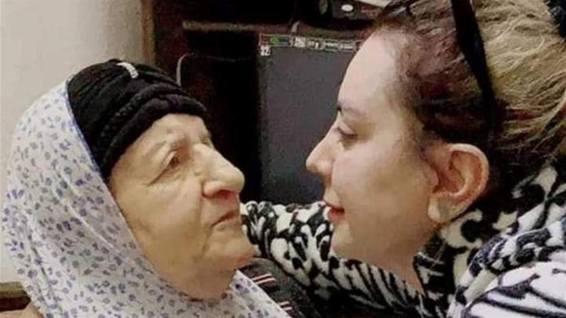شكران مرتجى في بثٍ مباشر من تشييع والدتها... لحظات حزينة جداً (فيديو)