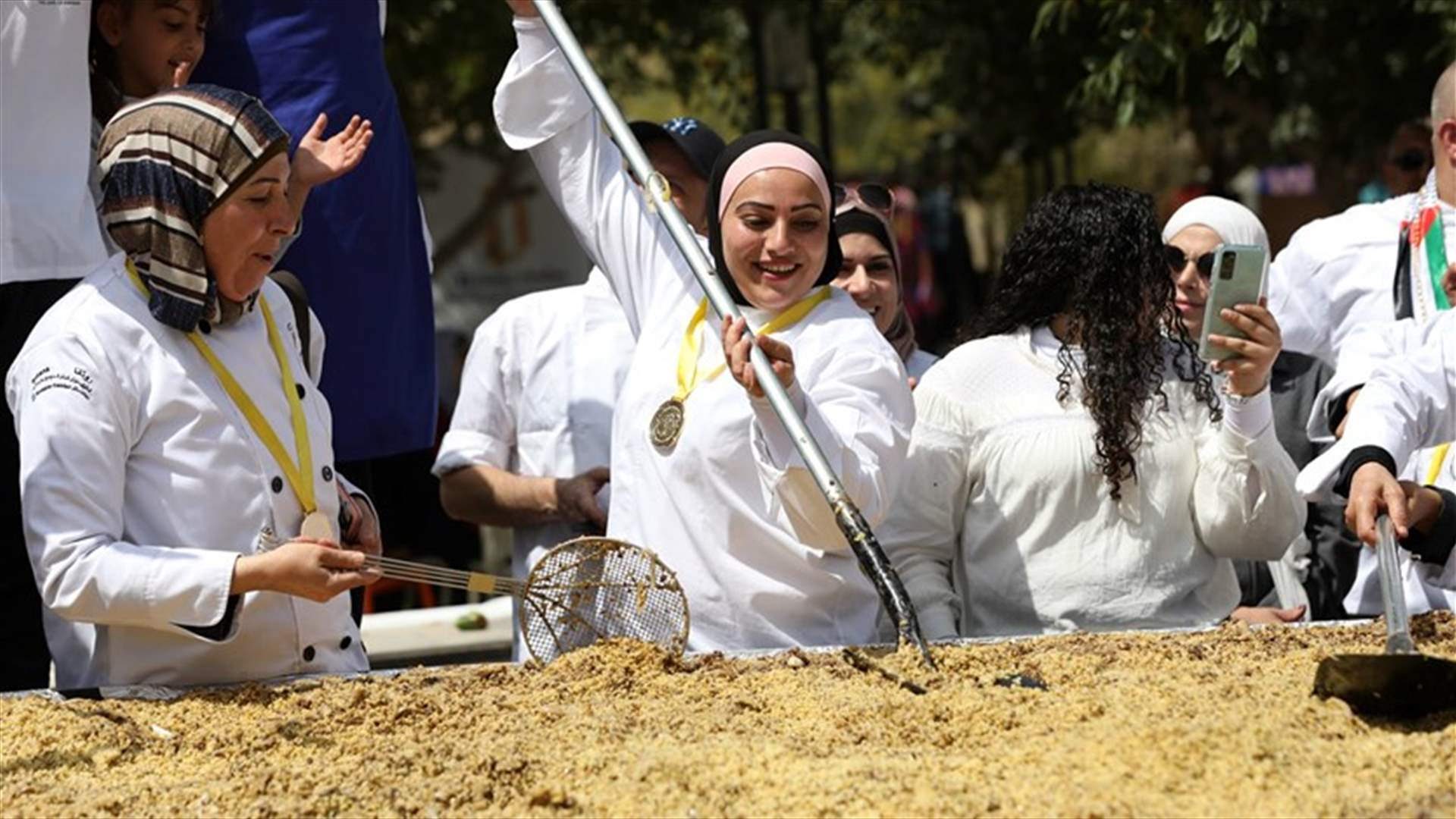 حفاظاً على التراث الفلسطيني... تسجيل "أكبر طبق مجدرة" في موسوعة غينيس