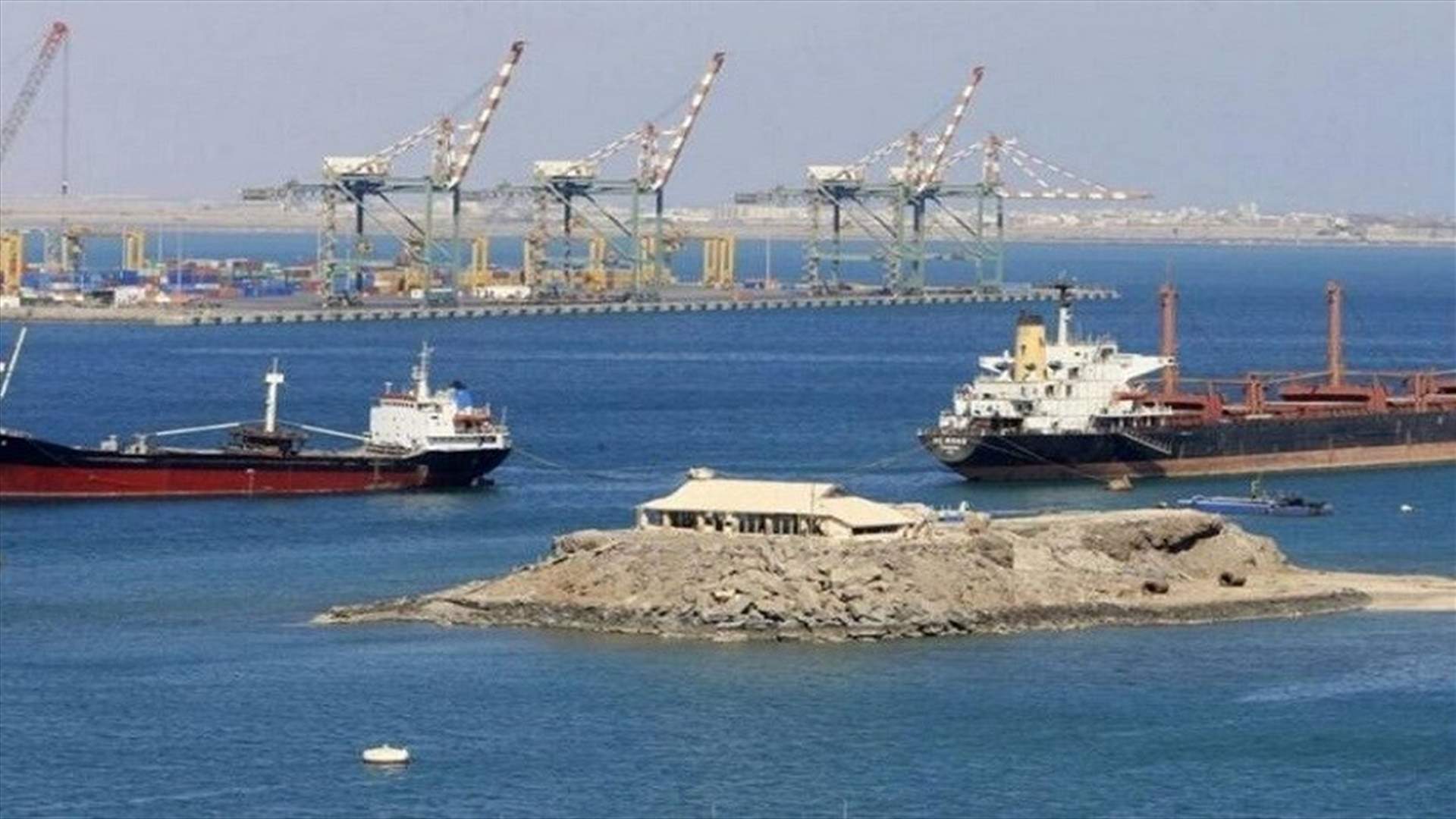 لأول مرة منذ ثلاثة أشهر... سفينتا وقود تدخلان ميناء الحديدة غرب اليمن