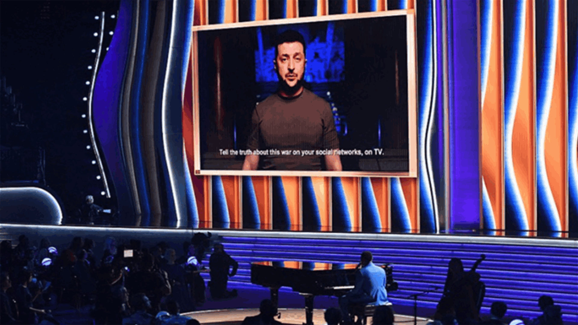 في حفل جوائز غرامي... ظهور مفاجئ للرئيس الأوكراني (فيديو)