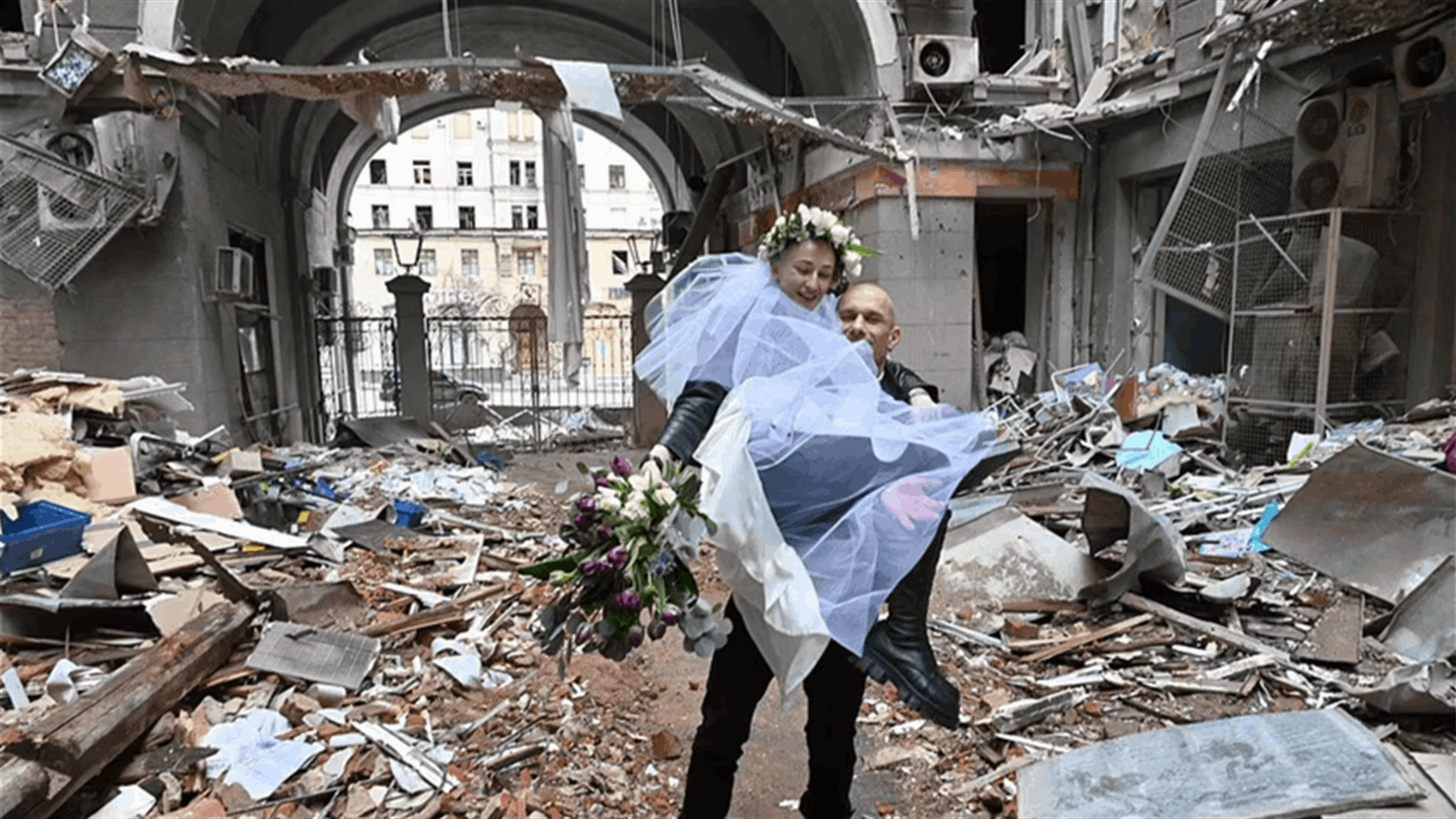 الحب أقوى من الحرب... حبيبان أوكرانيا يحتفلان بزواجهما وسط الأنقاض في كارخيف (فيديو)