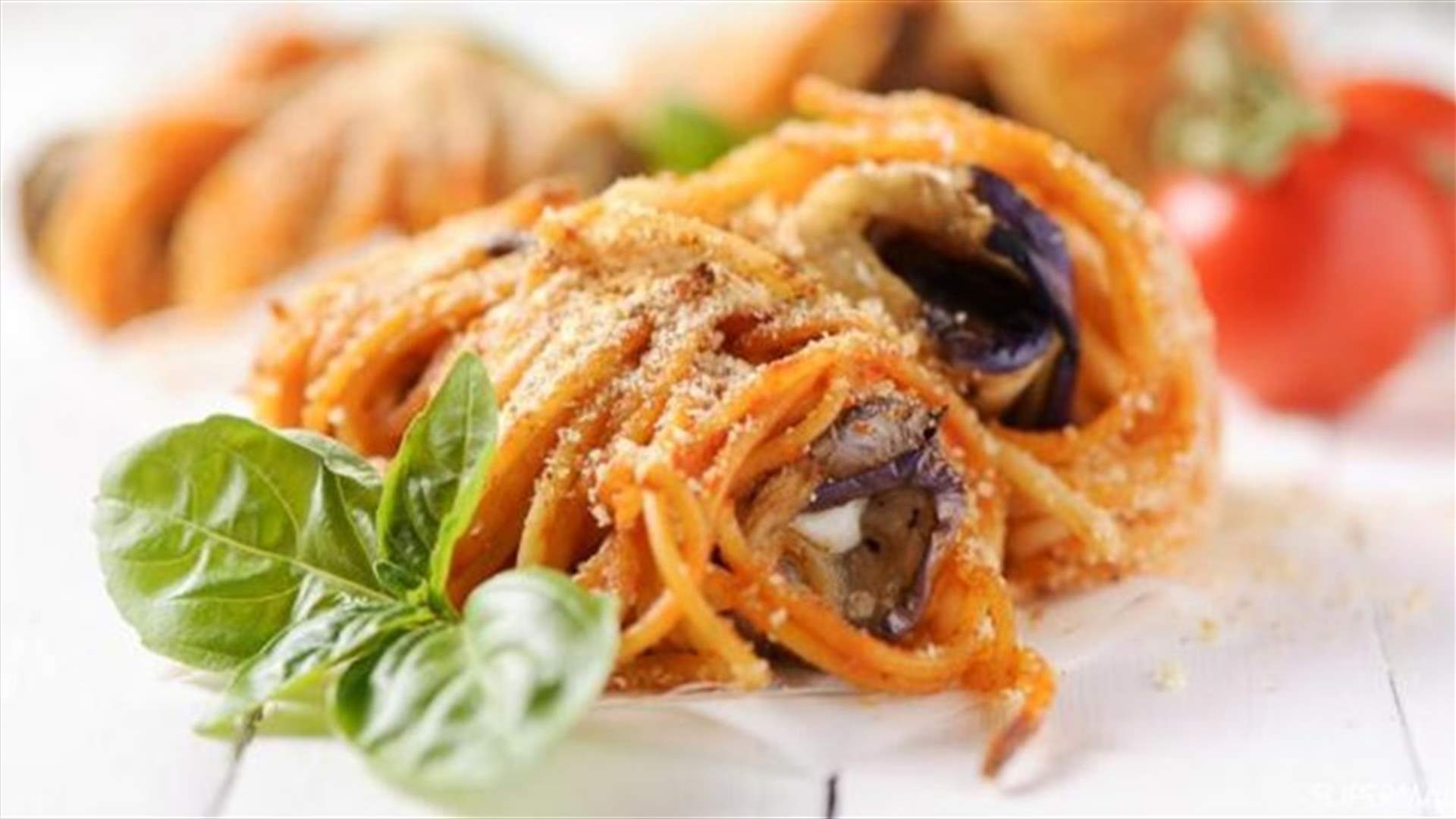لفائف الباذنجان بالمعكرونة... وصفة سهلة وشهيّة