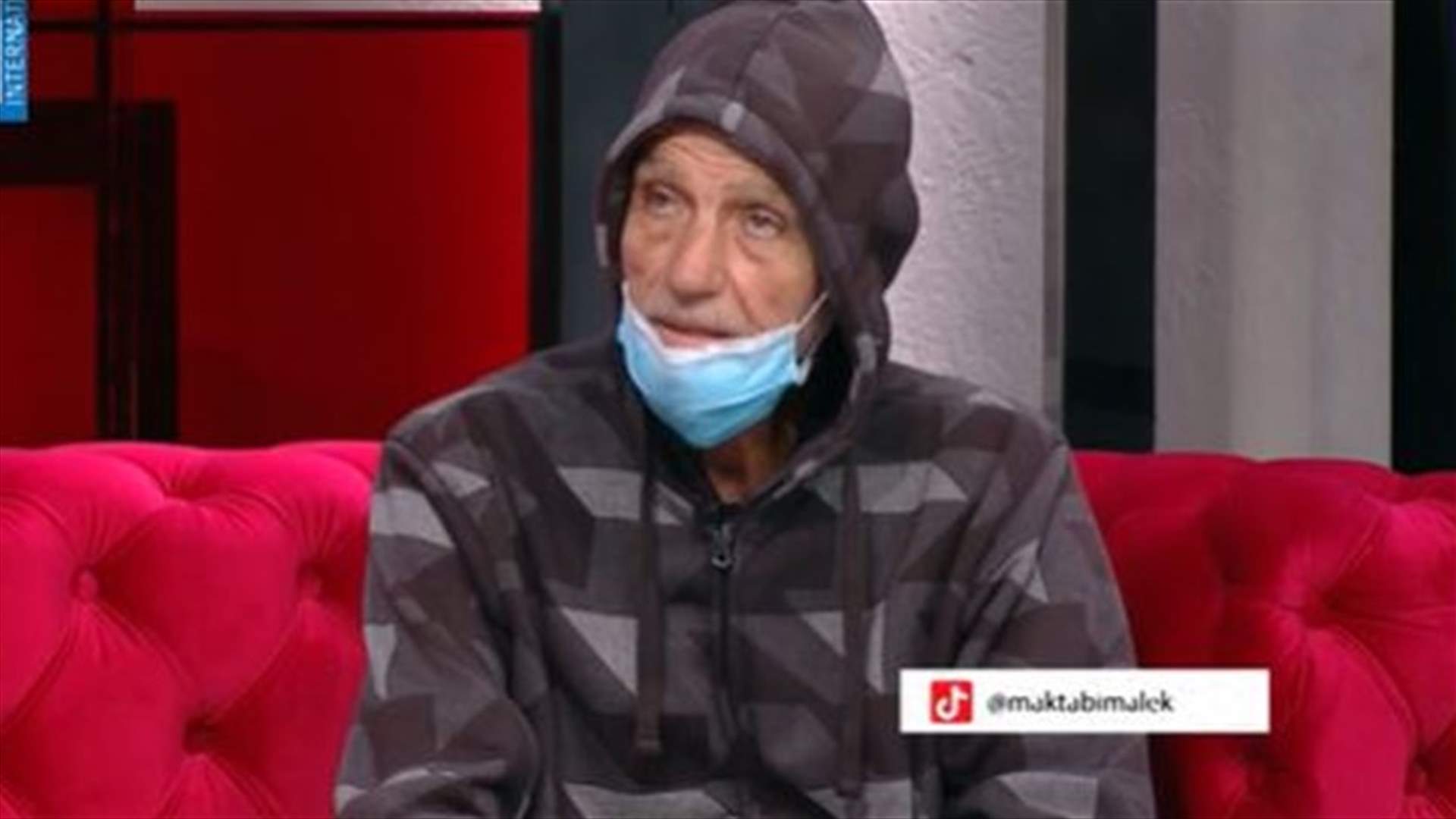 أمّن مستقبل ولديه فتركاه يعيش في السيارة لسنوات... هل تغيّرت حياته في أحمر بالخط العريض؟
