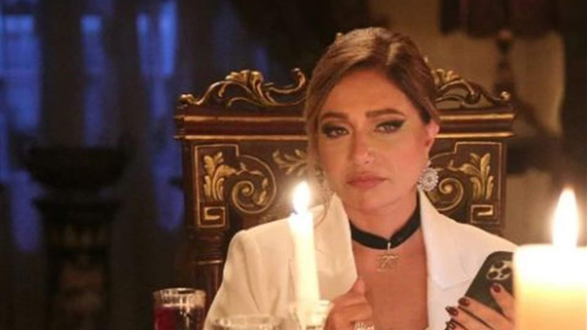 ليلى علوي بالحجاب... نشرت صورة زيارتها للمقابر