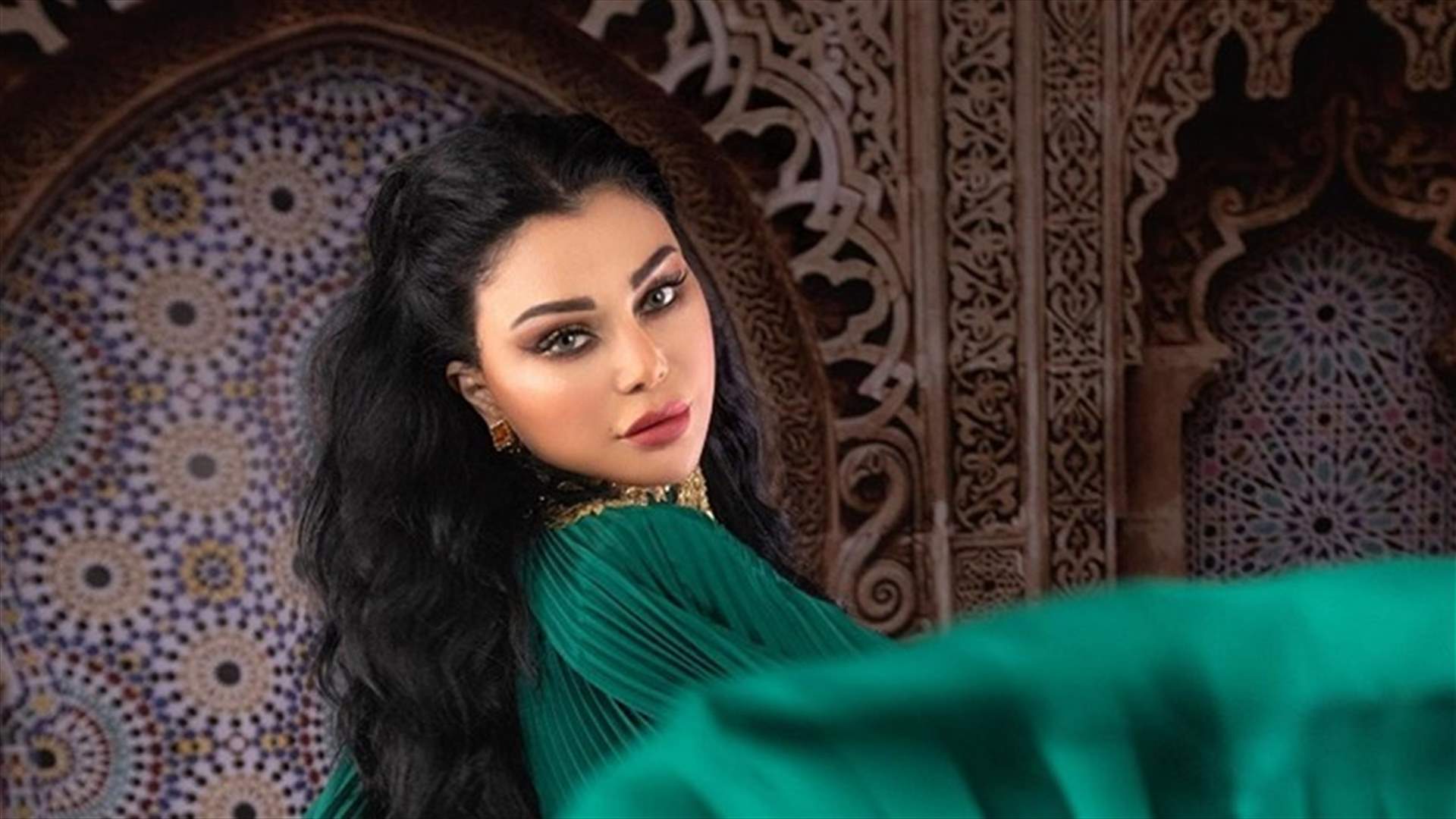 هيفاء وهبي فائقة الجمال في جلسة تصوير رمضانيّة... "نادرة مثل الزمرد"