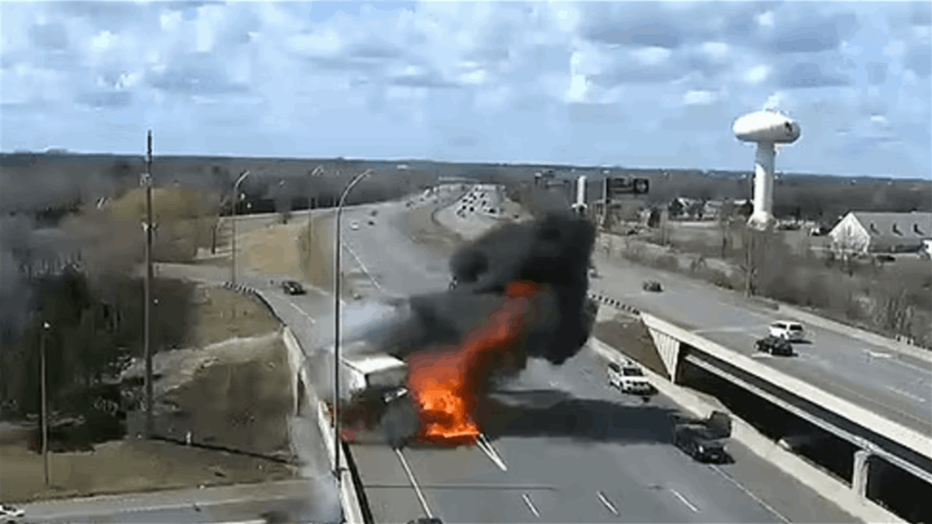 مشهد مروع... لحظة اصطدام شاحنة بسيارة وانفجارها على حافة الطريق (فيديو)
