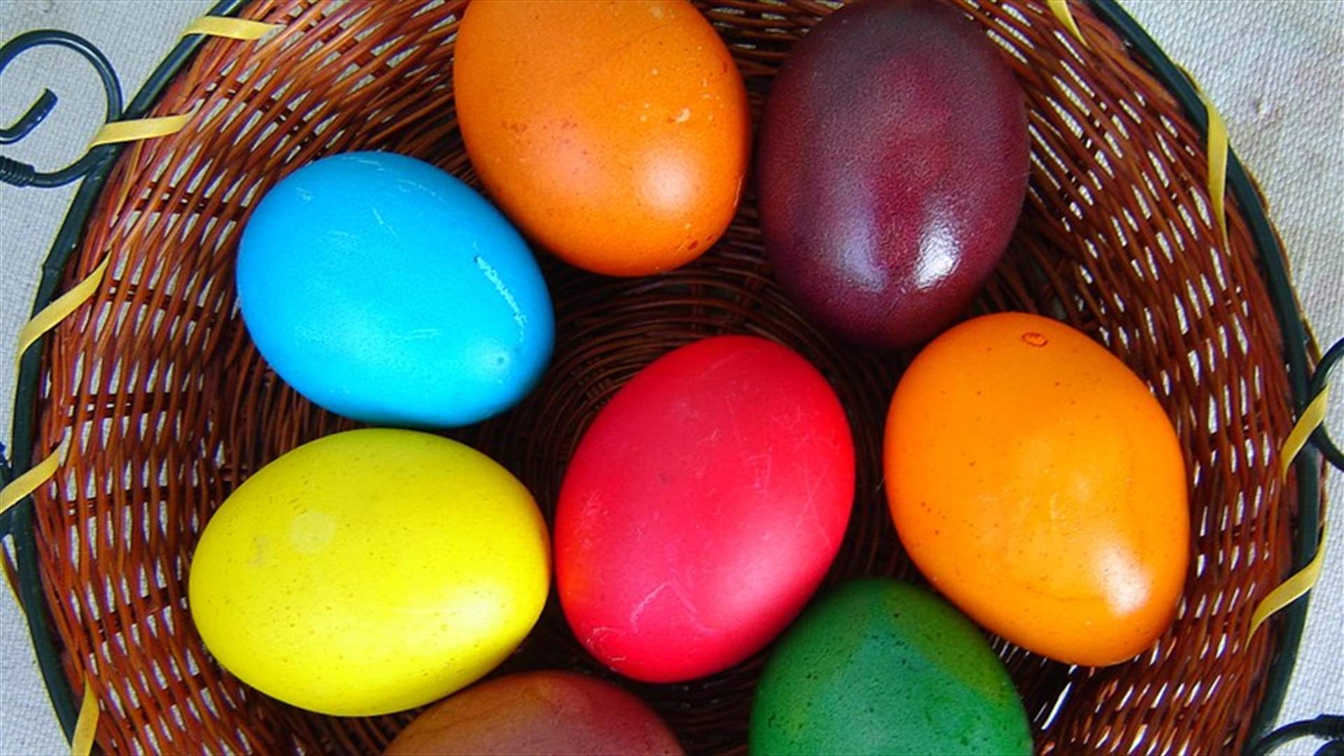 بعيداً عن كل ما هو اصطناعي...إليكم أبسط الطّرق الطبيعية لتلوين البيض