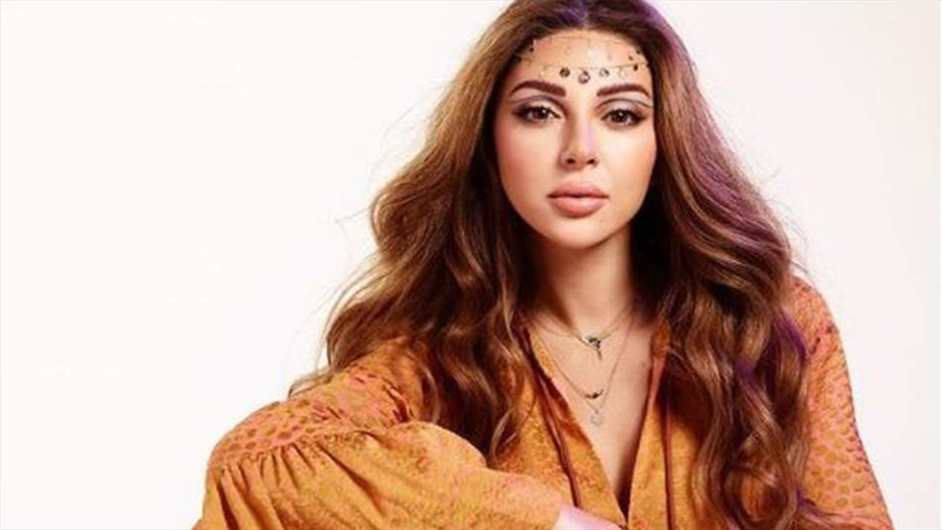ميريام فارس تحمل ابنها داخل الكنيسة في عيد الشعانين (صور)