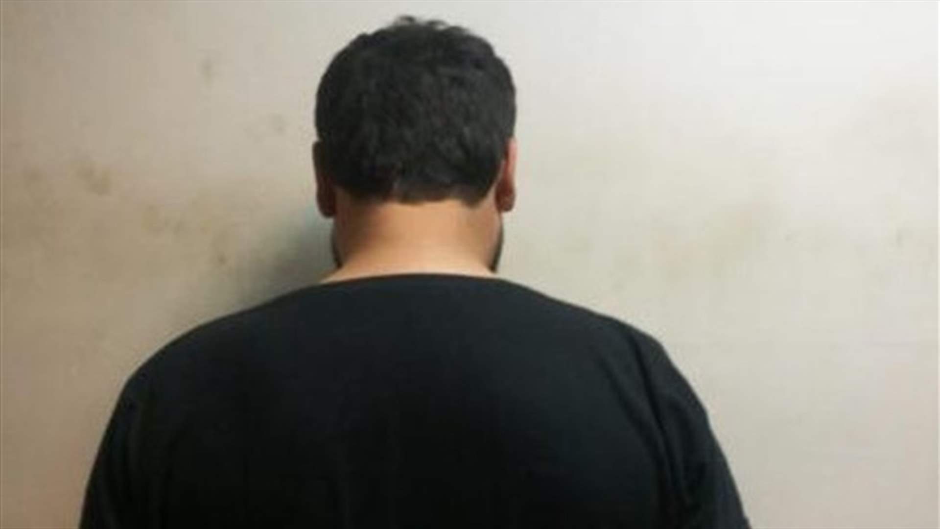 ادّعى أنّه طبيب تجميل وشوّه وجوه العديد من ضحاياه.. وشعبة المعلومات توقفه وتختم عيادته بالشمع الأحمر