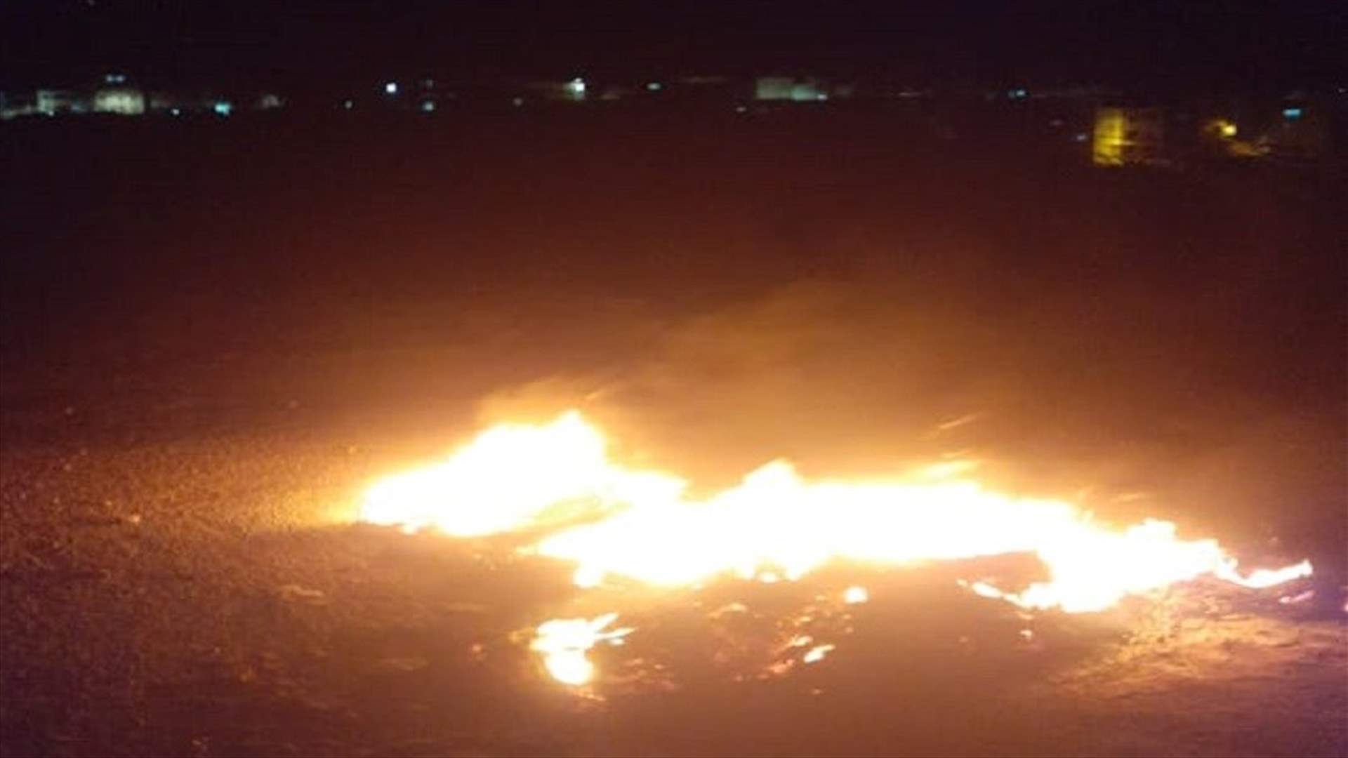 أهالي الوزاني قطعوا الطريق احتجاجا على فصل خط كهرباء يغذي البلدة